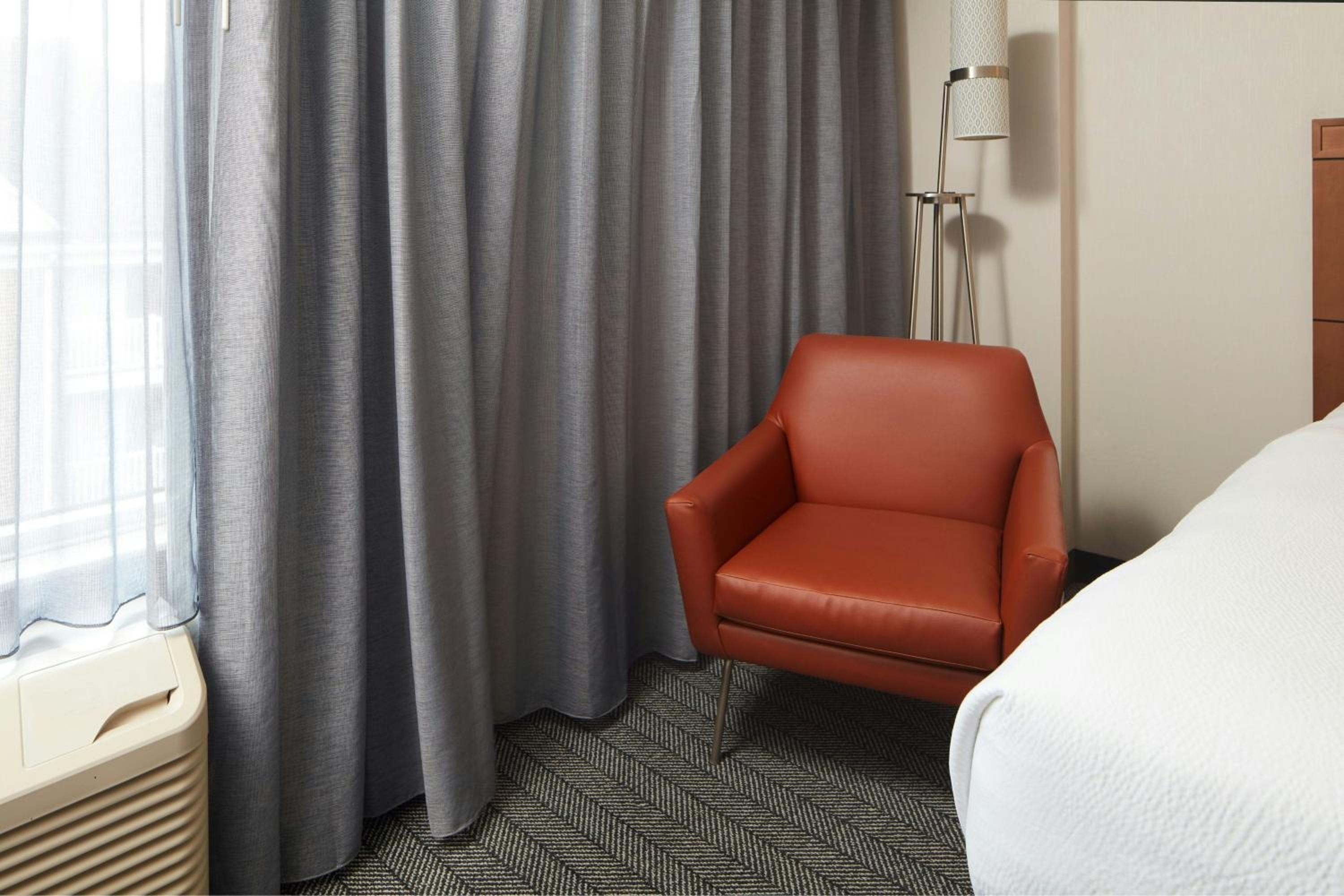 Queen Room with Two Queen Beds and Adapted Tub - Mobility Accessible - Photo 2