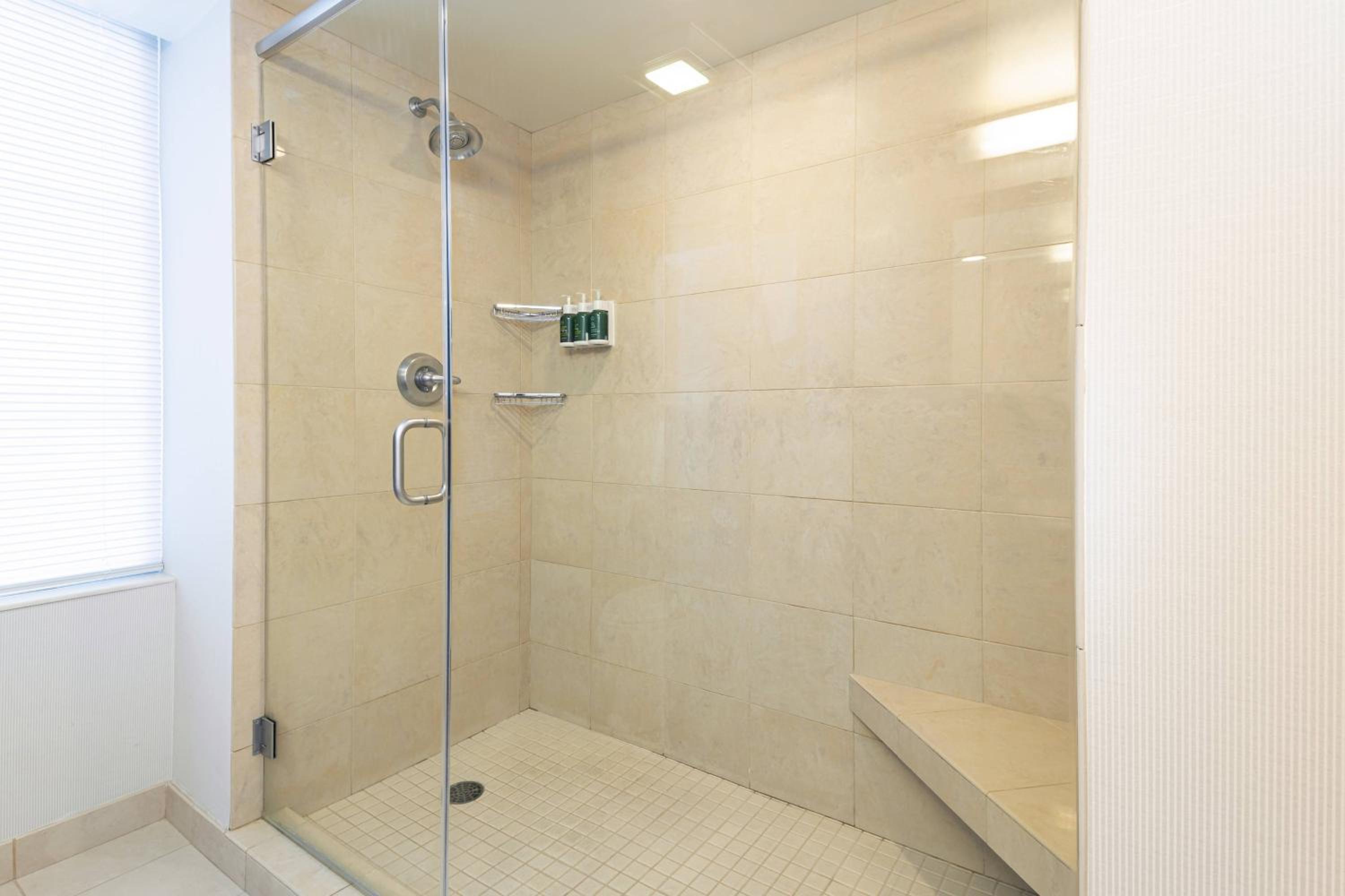King Room with Sofa Bed and Adapted Tub - Mobility and Hearing Accessible - Photo 4