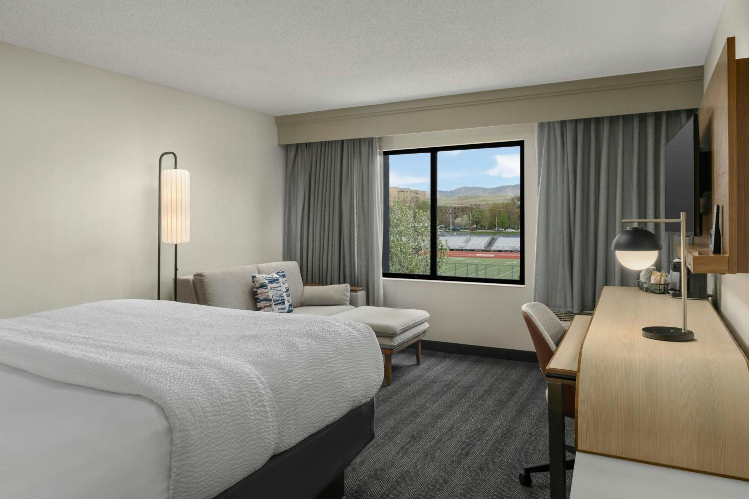 Deluxe King Room with One King Bed and Sofa Bed - Photo 2