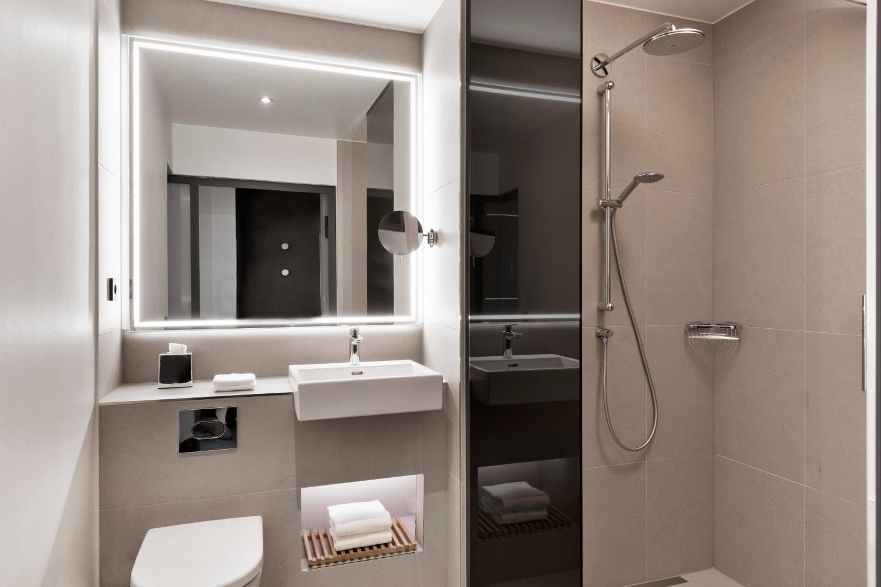 Panoramic City View, Guest room, 1 King,  City view - Photo 4