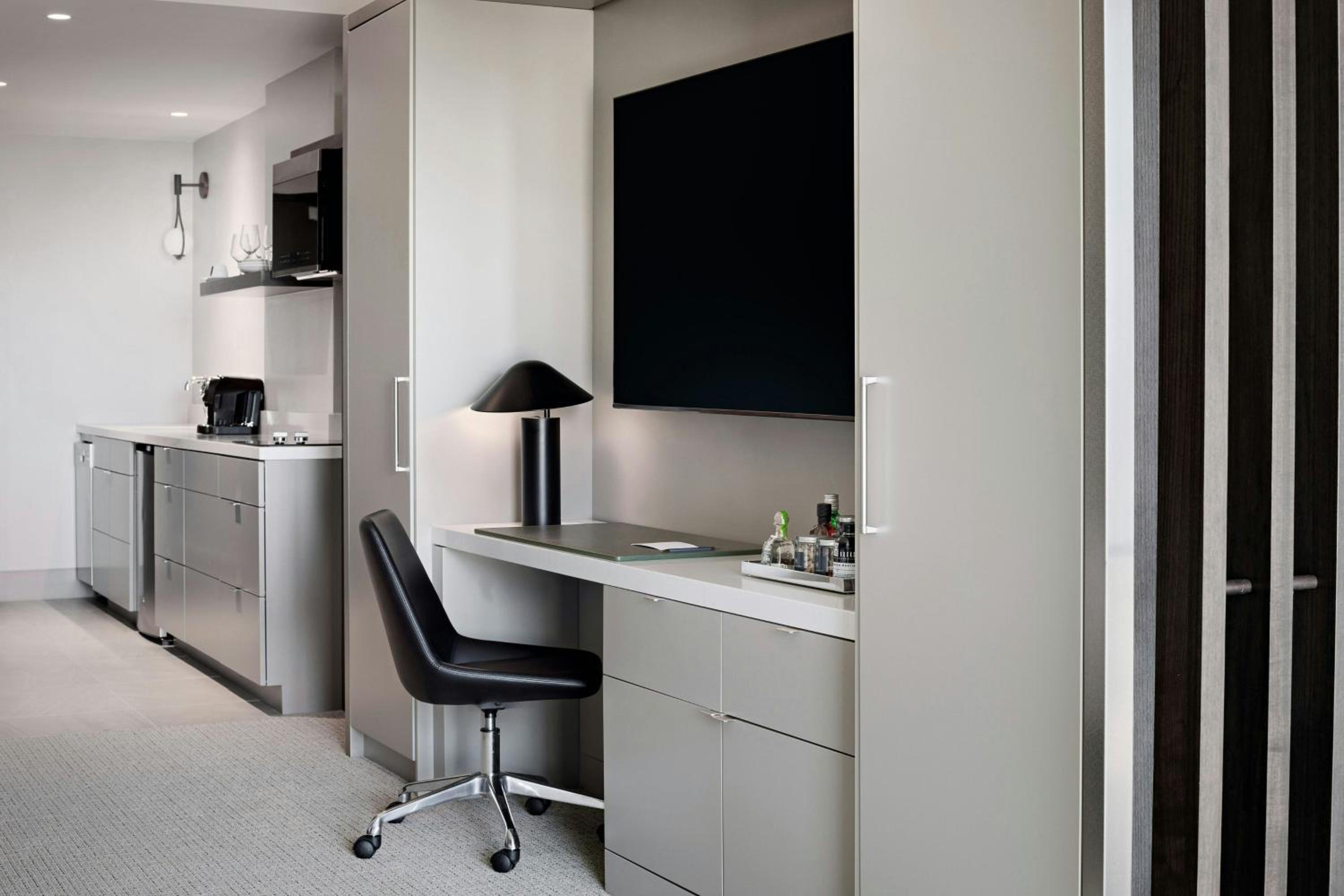 The Reserve Executive Queen Suite with Balcony and Tub - Mobility Accessible