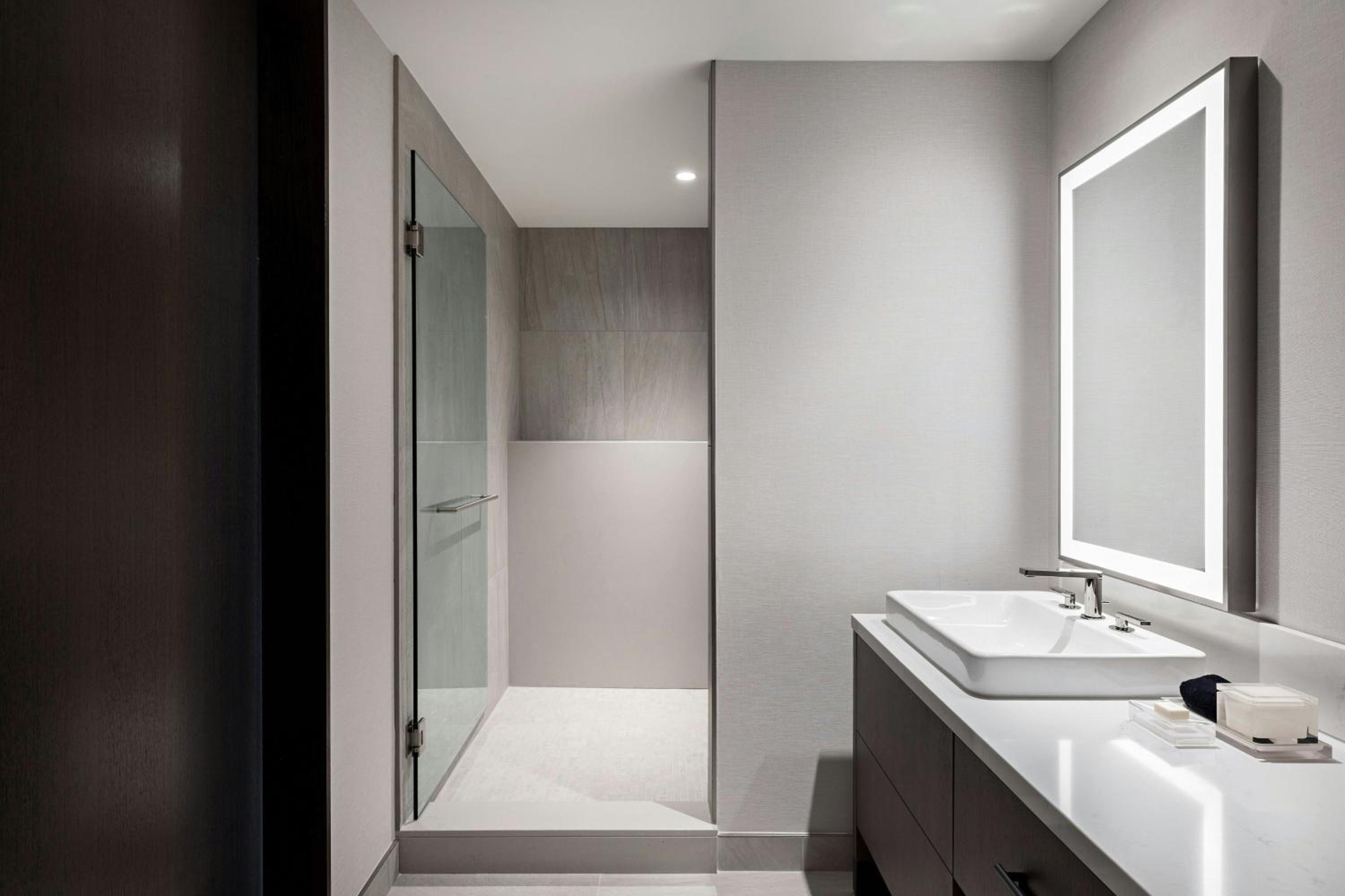 The Reserve King Studio Room with Roll-In Shower - Mobility Accessible