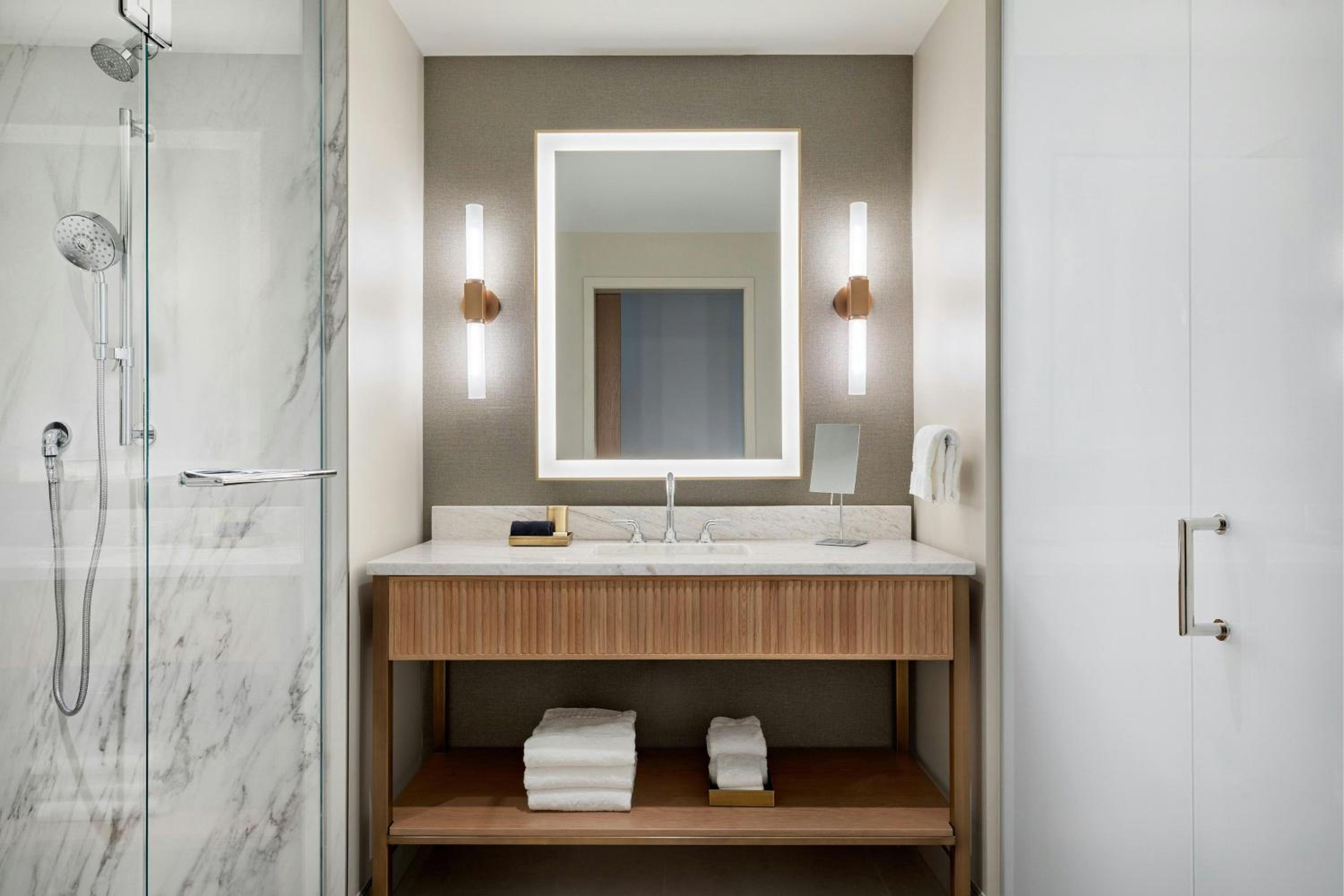 Deluxe King Room with Roll-in Shower - Mobility Accessible