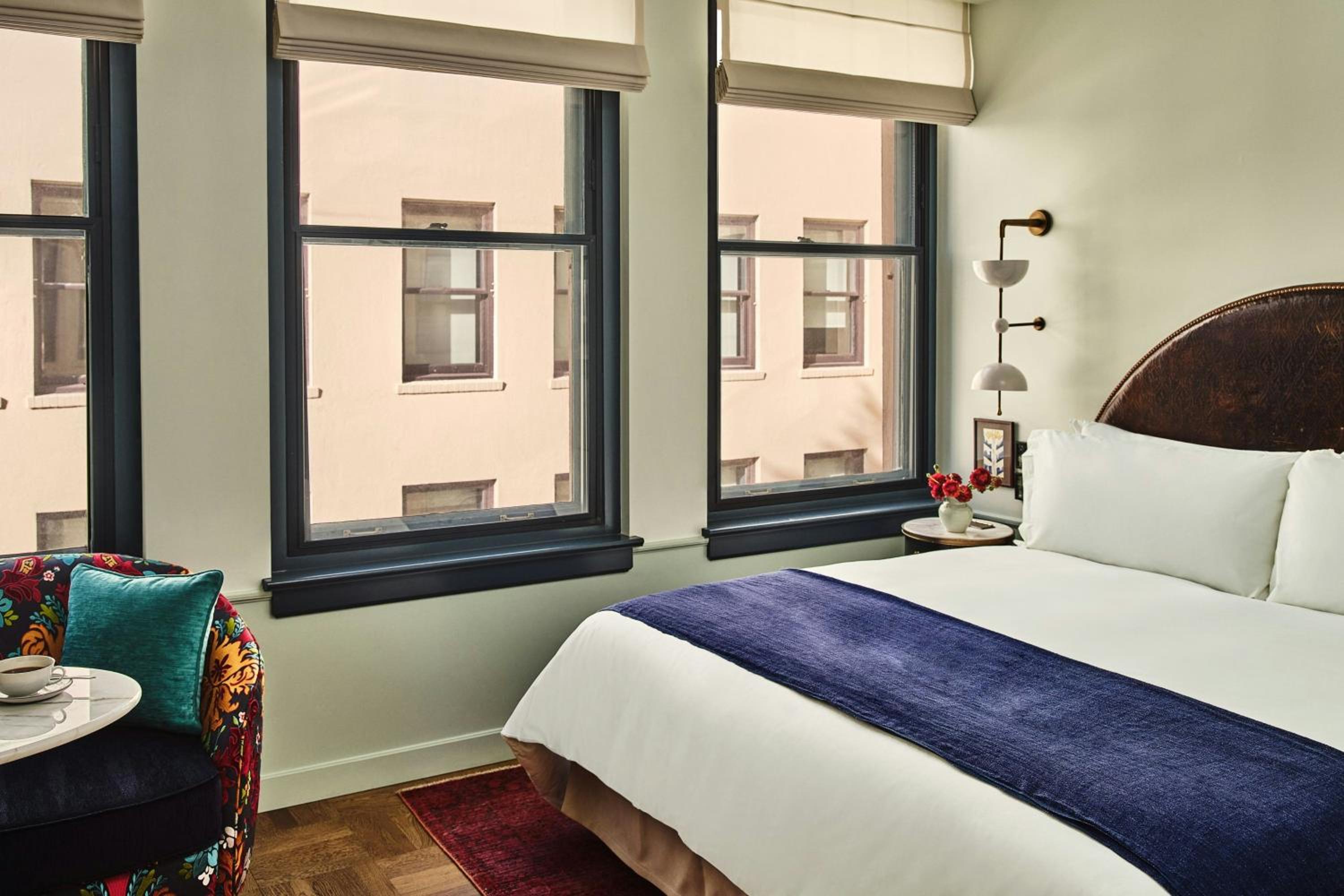 King Room with One King Bed and Roll In Shower (Non Smoking) (Accessible)