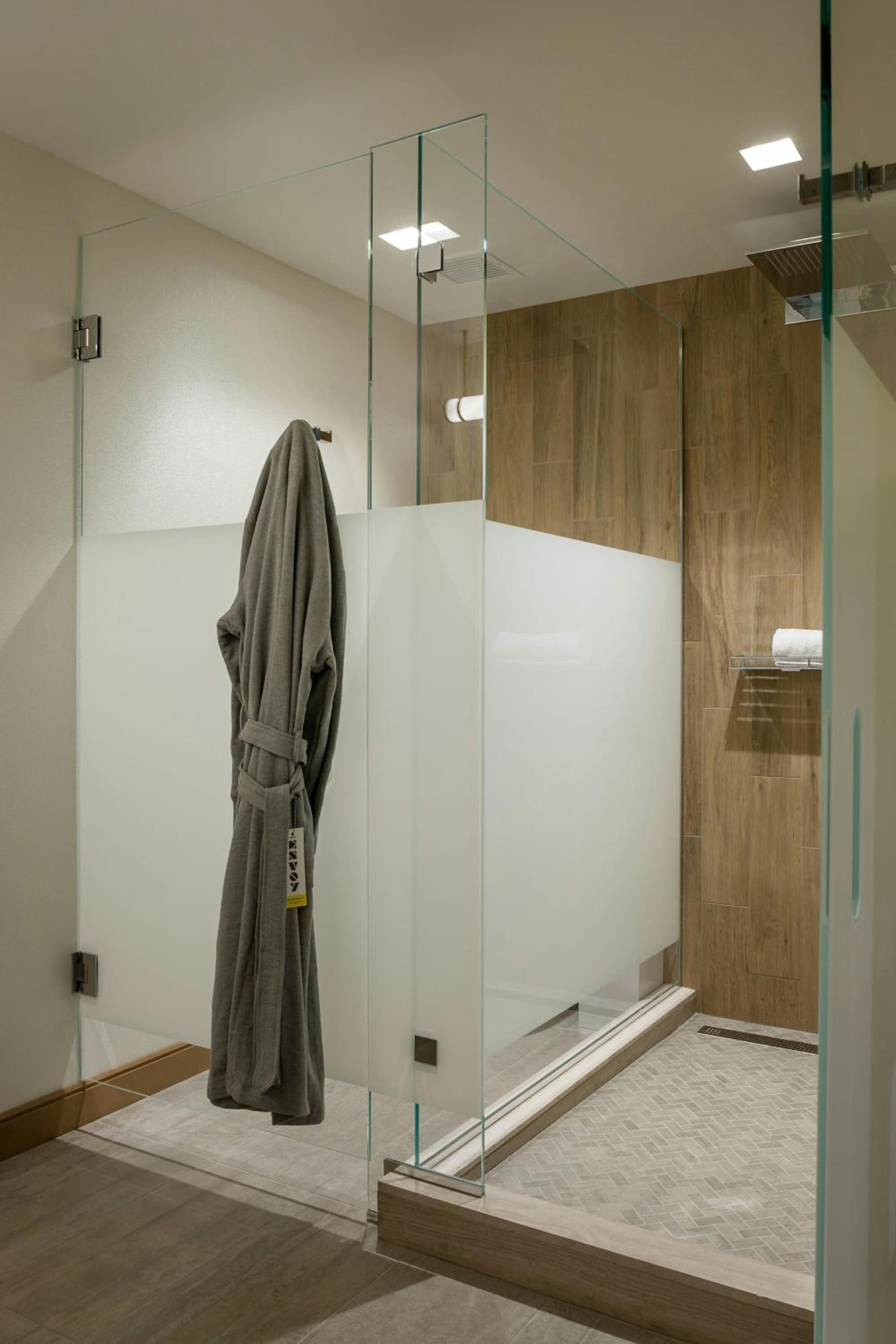 King Room with Roll-in Shower - Mobility and Hearing Accessible thumbnail 6