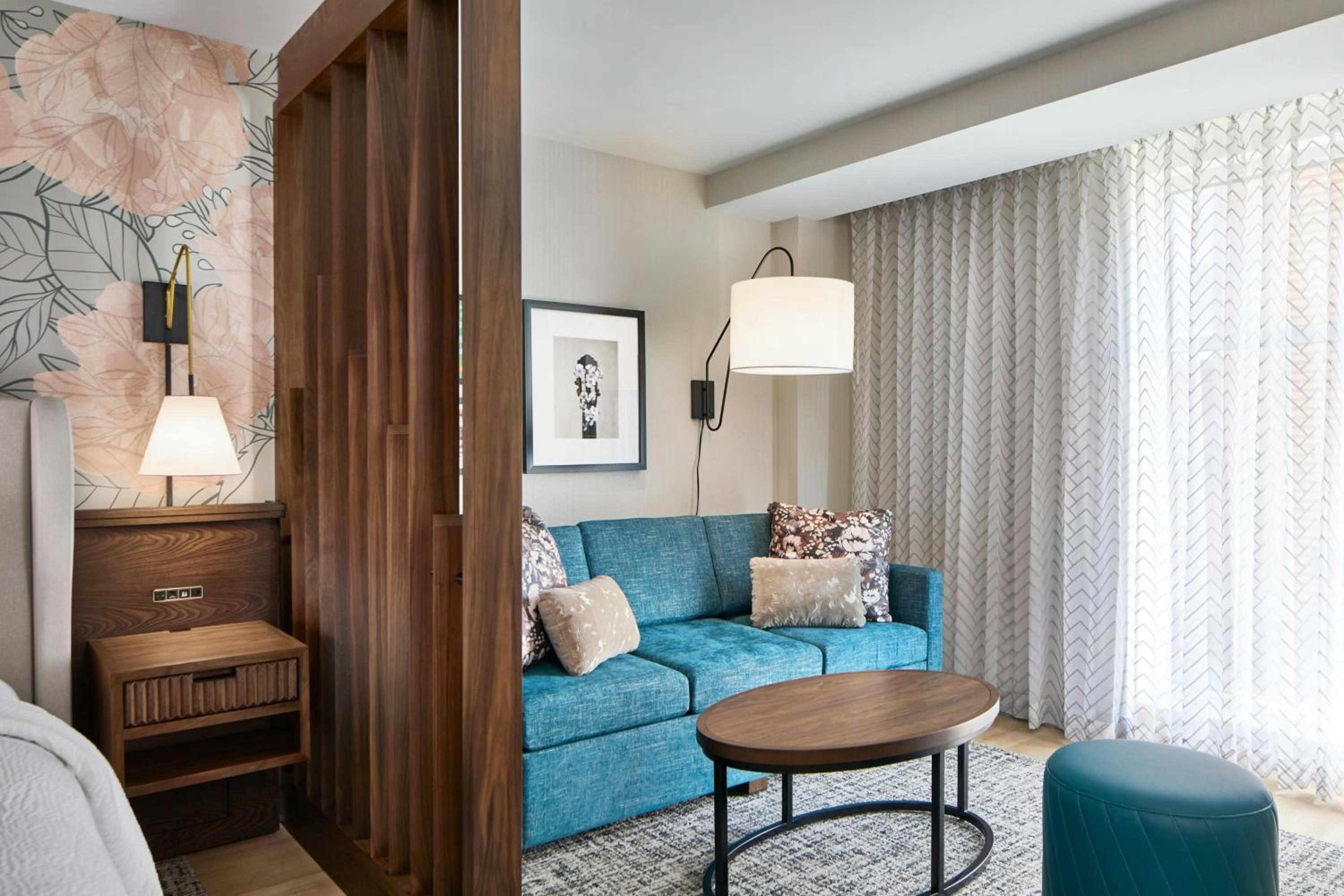 Elite Large King Room with Sofa Bed thumbnail 5