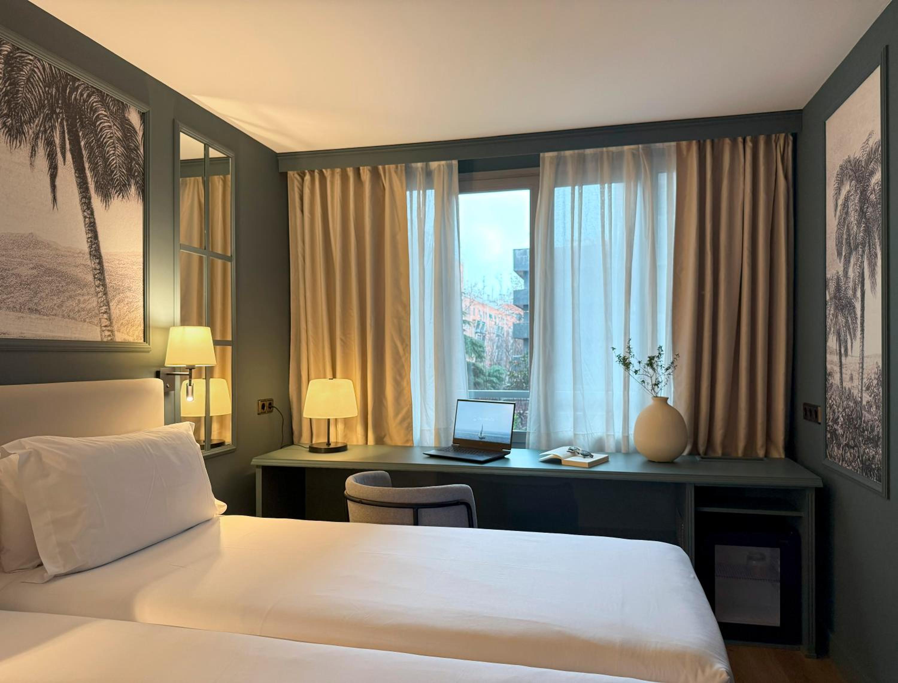 Deluxe Double or Twin Room thumbnail 6