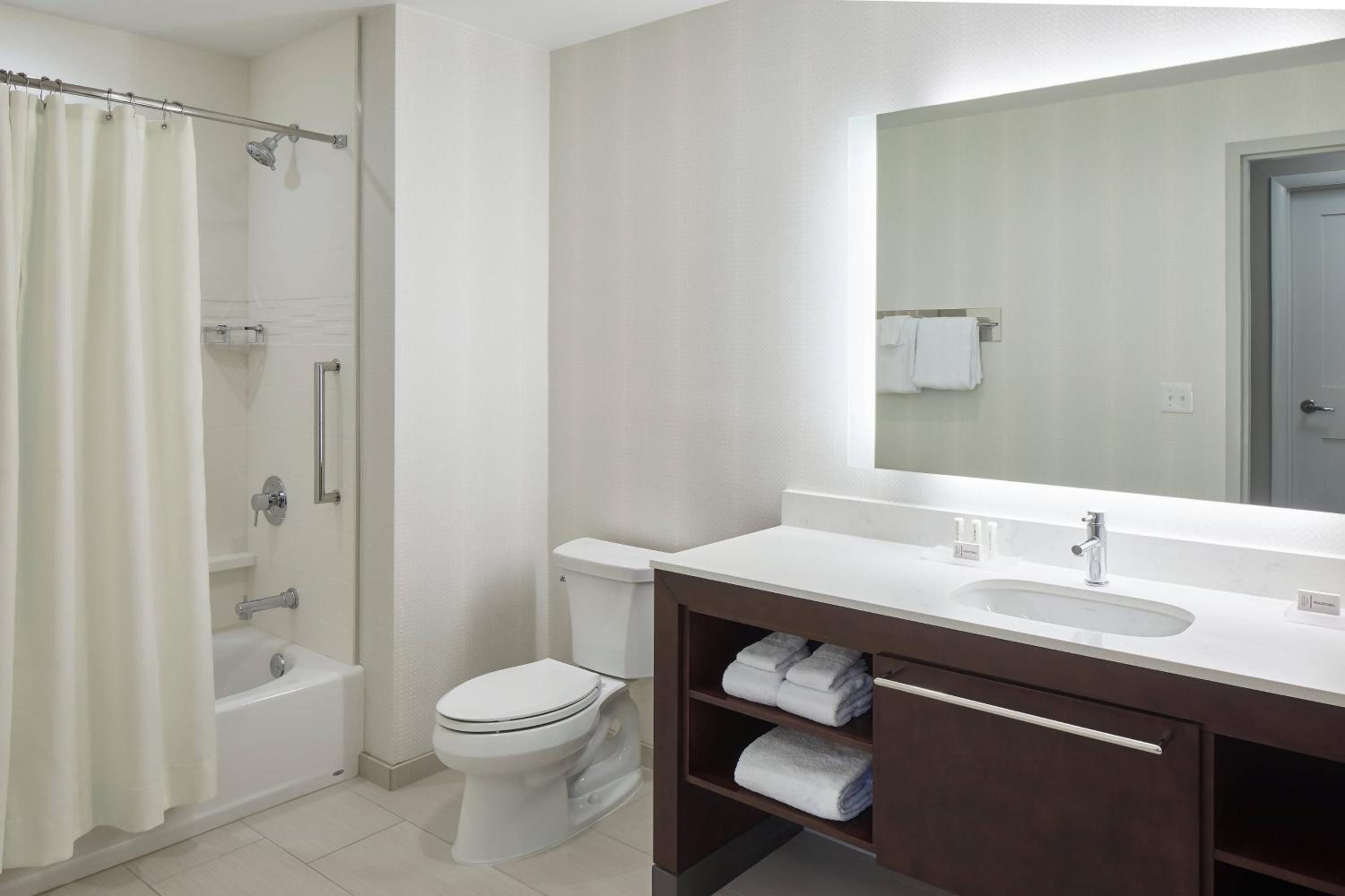 Two-Bedroom Suite thumbnail 6