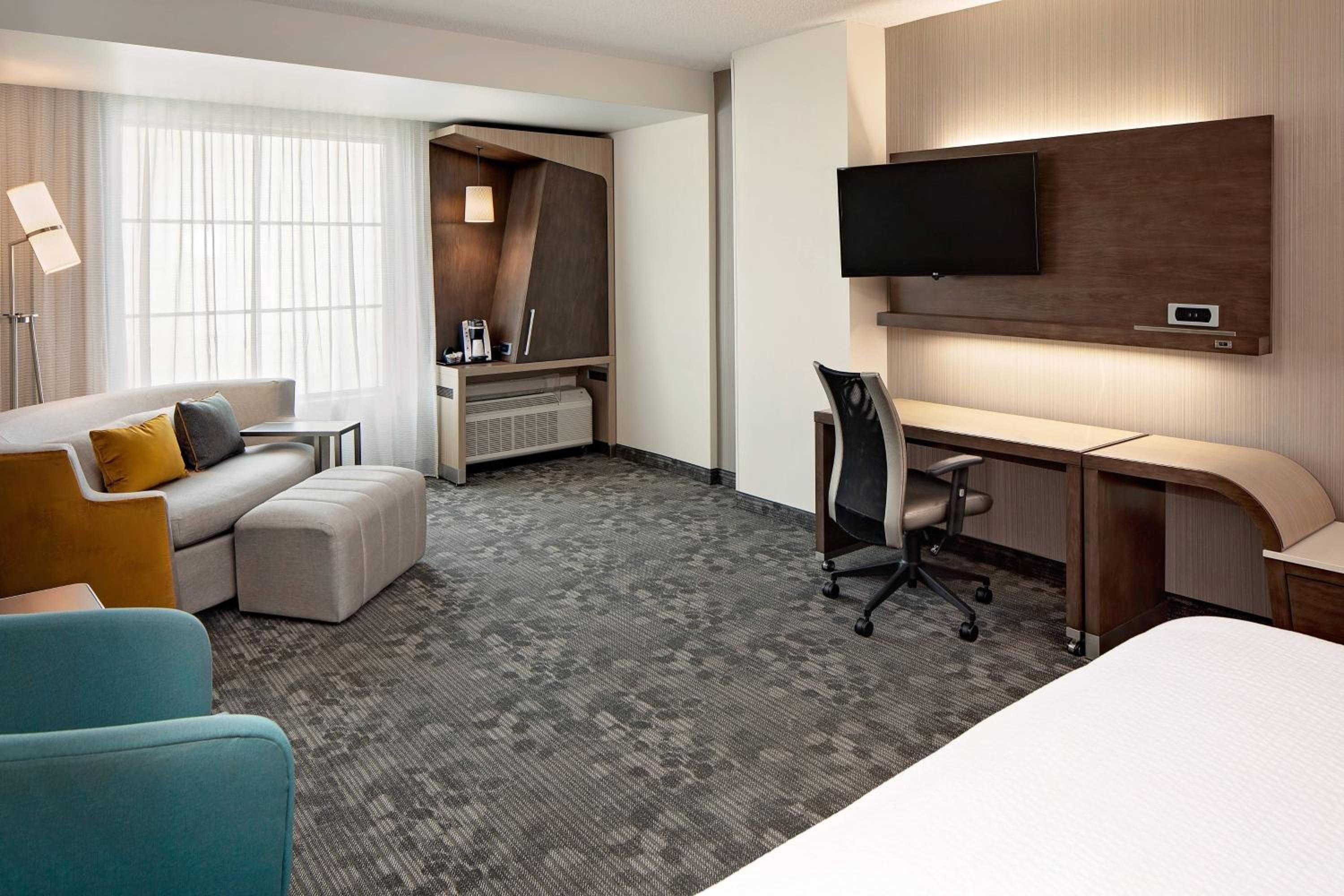 King Room with City View and Sofa Bed photo 1