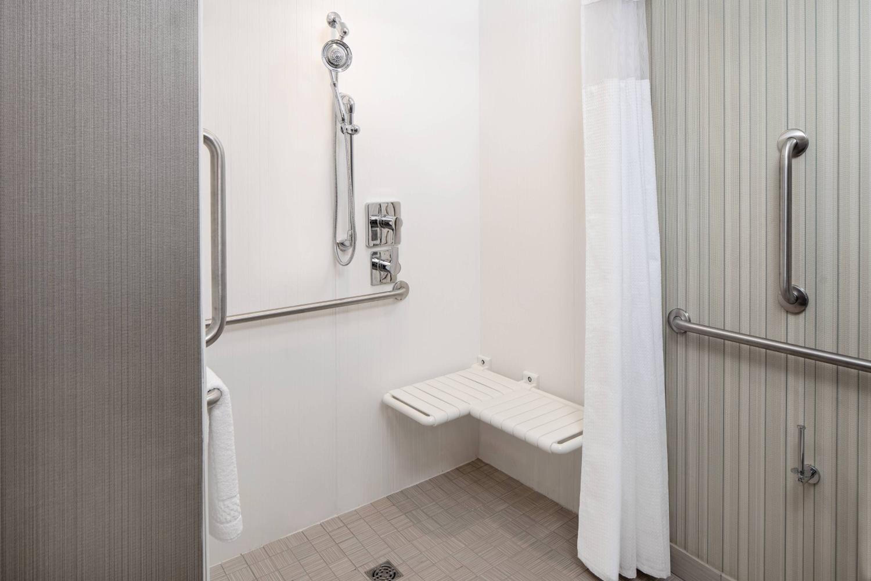 Queen Room - Hearing Accessible photo 3