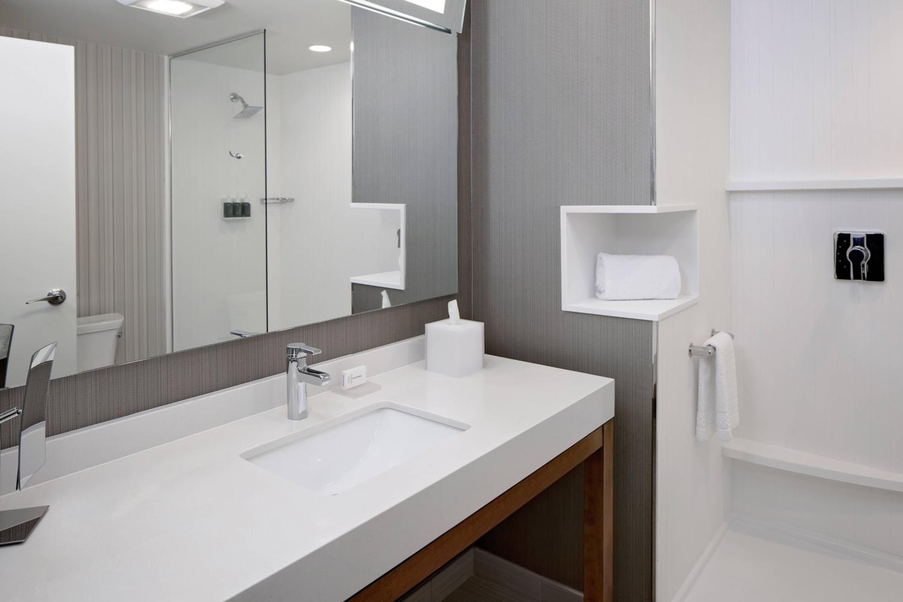 Queen Room - Hearing Accessible photo 2