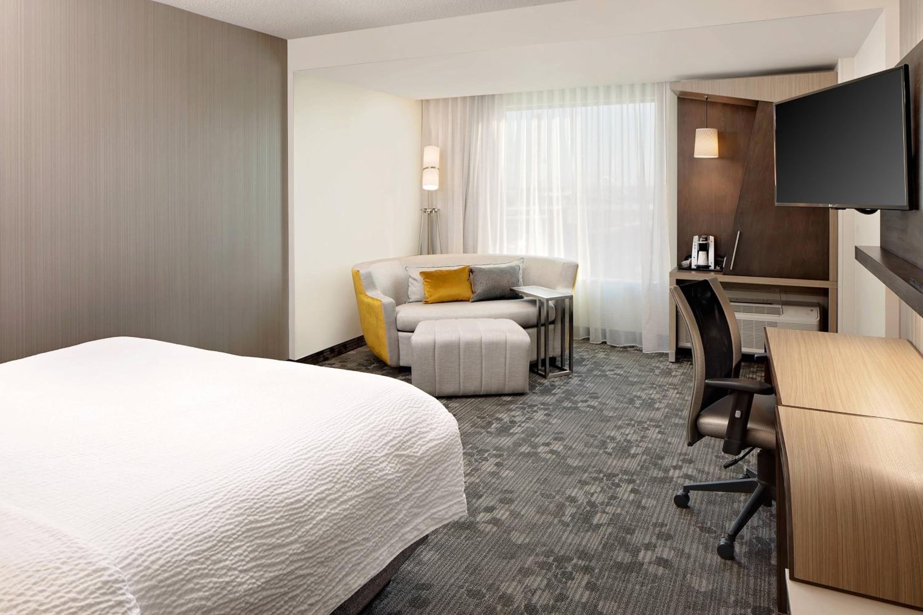 Standard King Room with Sofa Bed - Mobility Accessible with Roll-In Shower photo 2