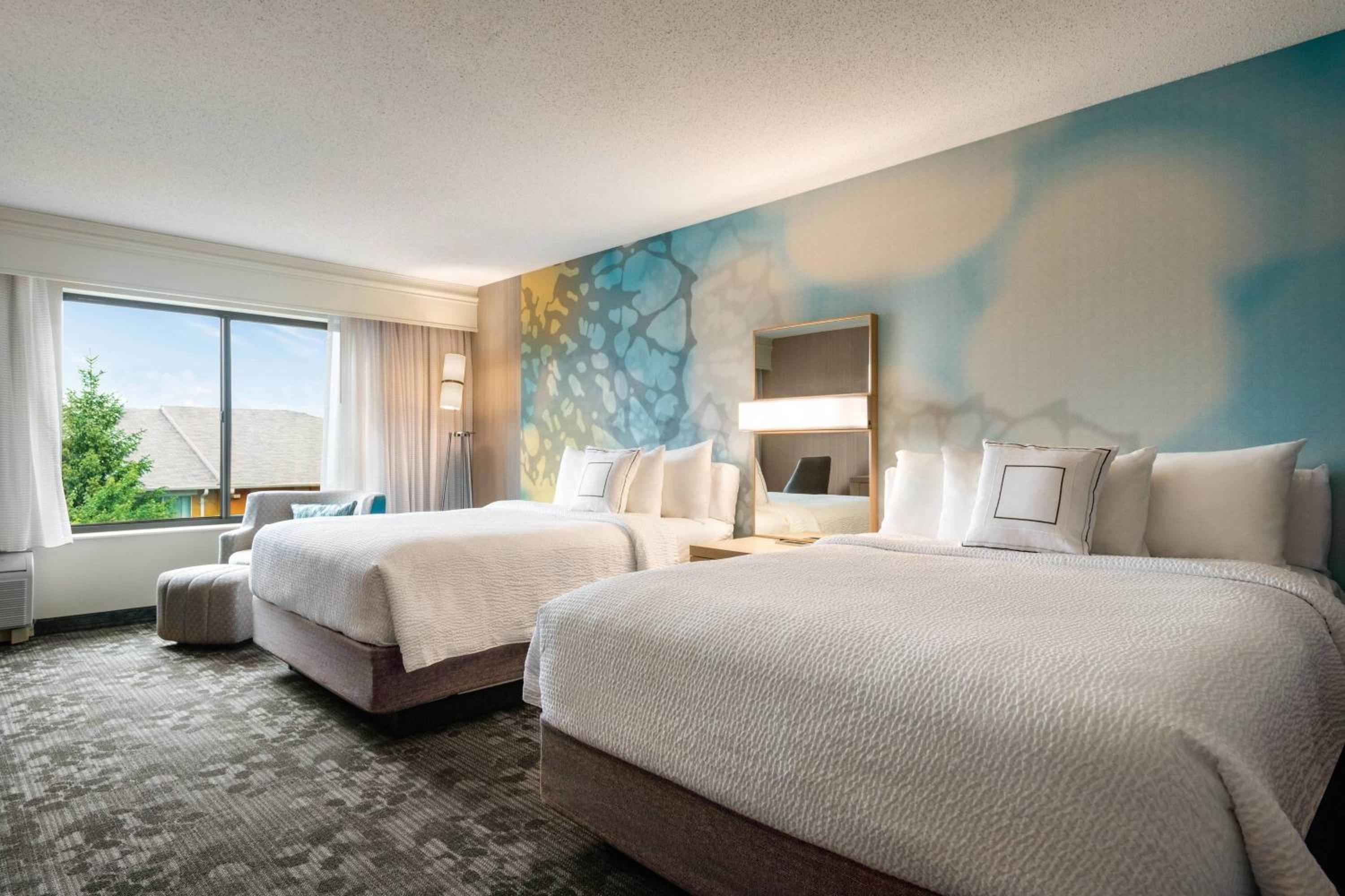 Double Queen Room with Balcony - Photo 1