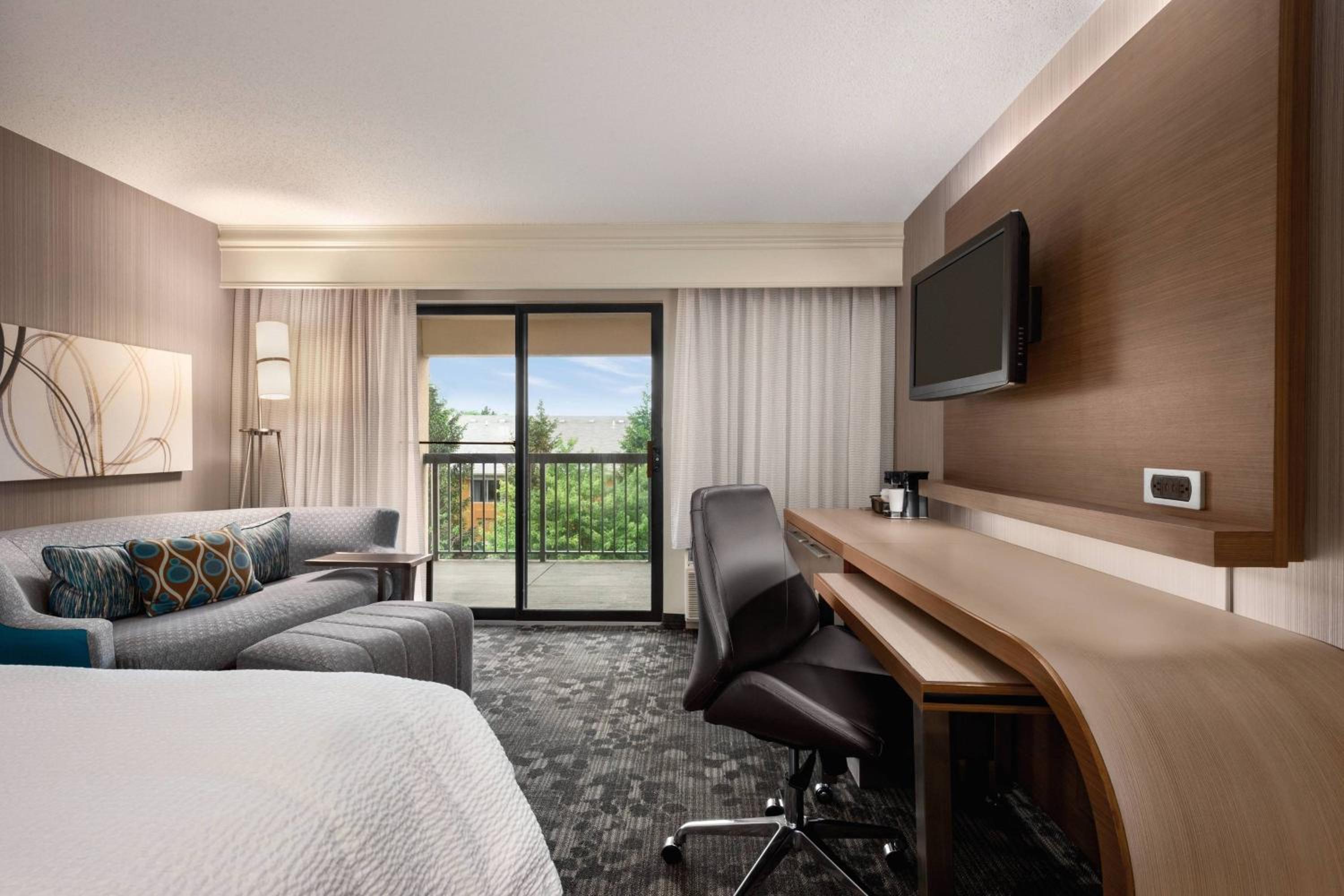 Double Queen Room with Balcony - Photo 2