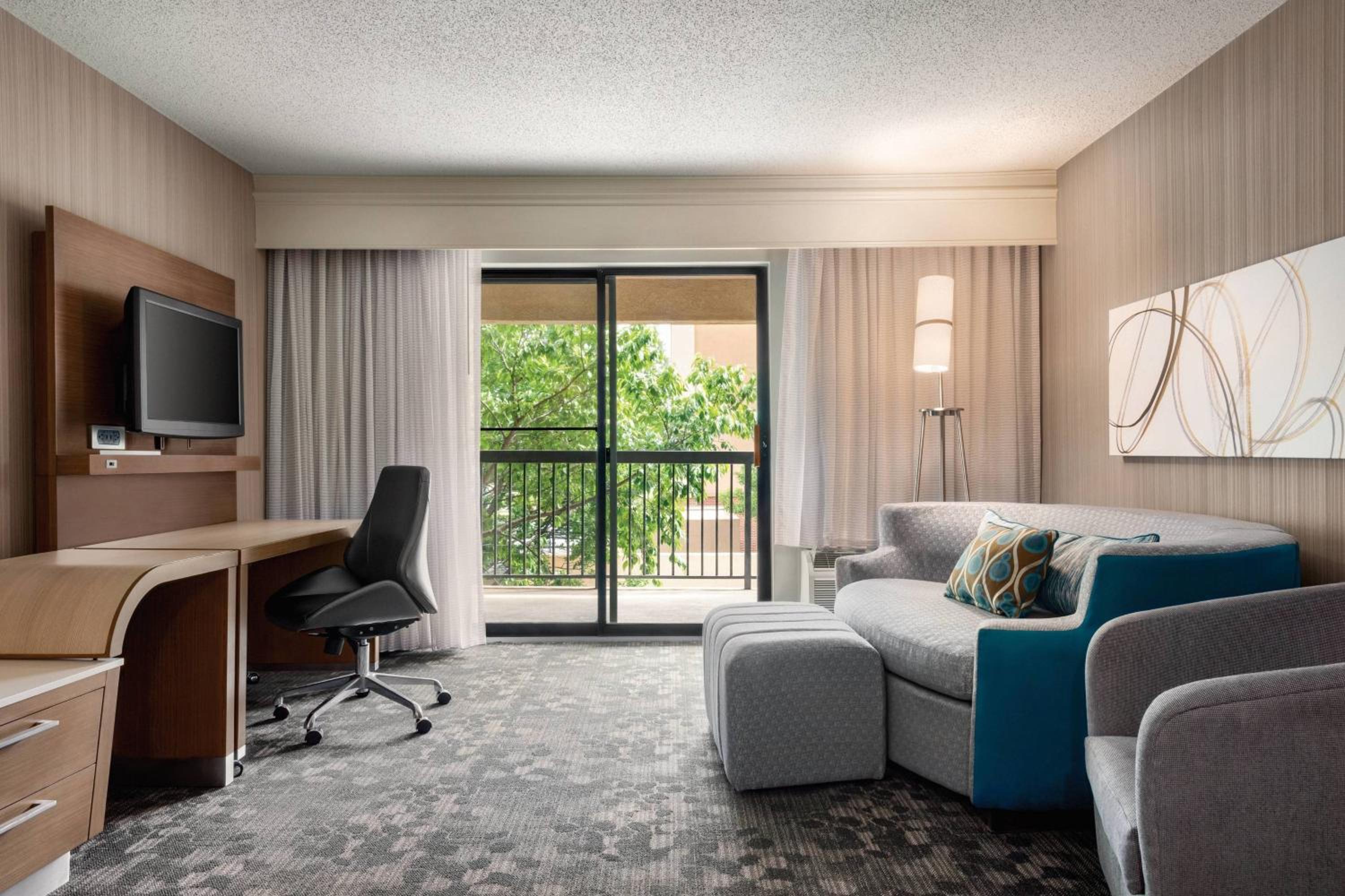 King Room with Sofa Bed and Balcony - Photo 2