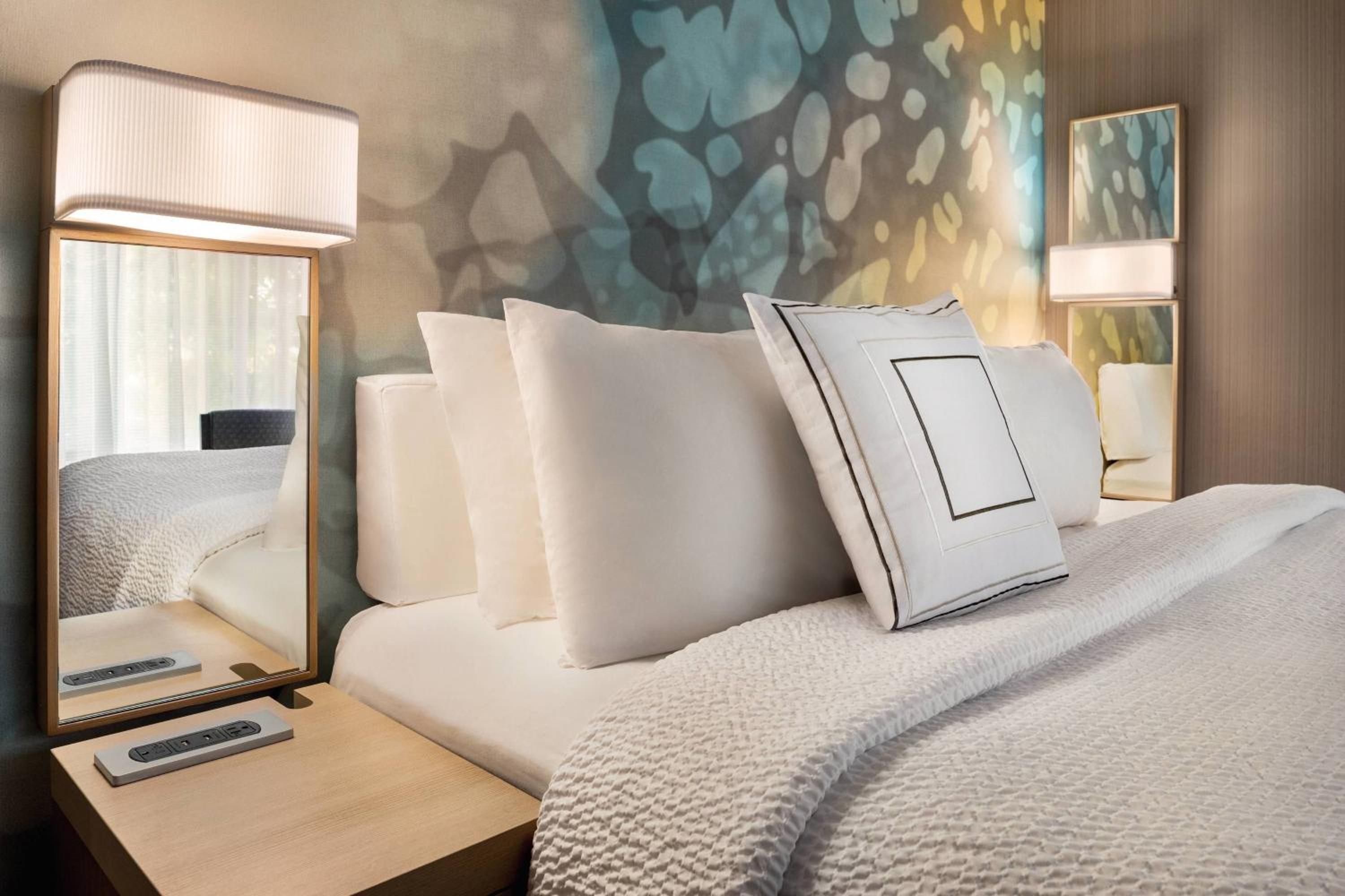 Double Queen Room with Balcony - Photo 3