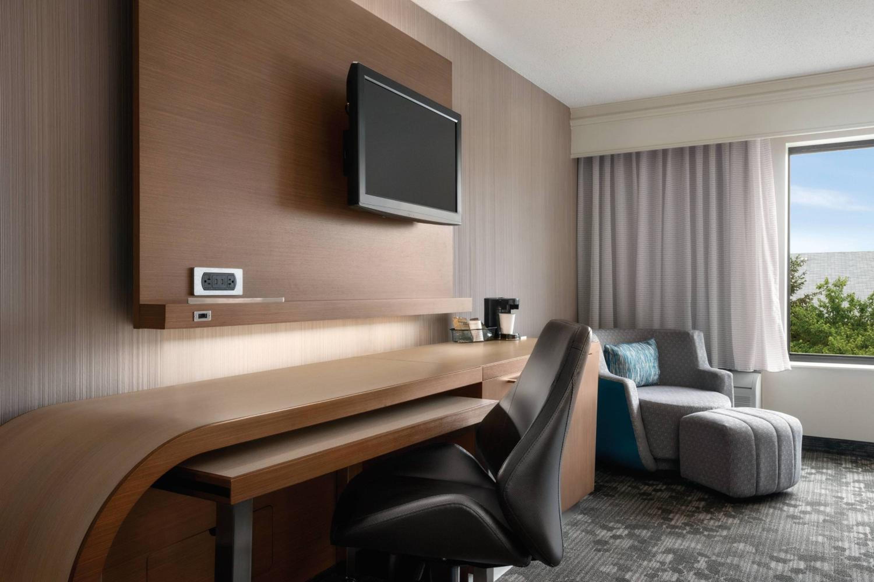 Double Queen Room with Balcony - Photo 4