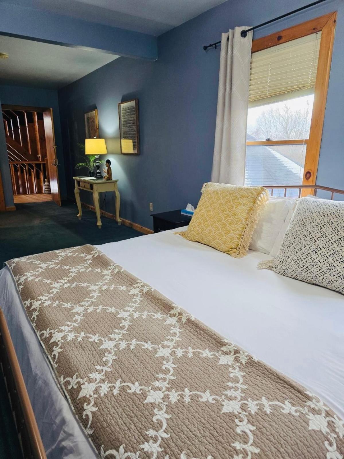 Deluxe King Room photo 1