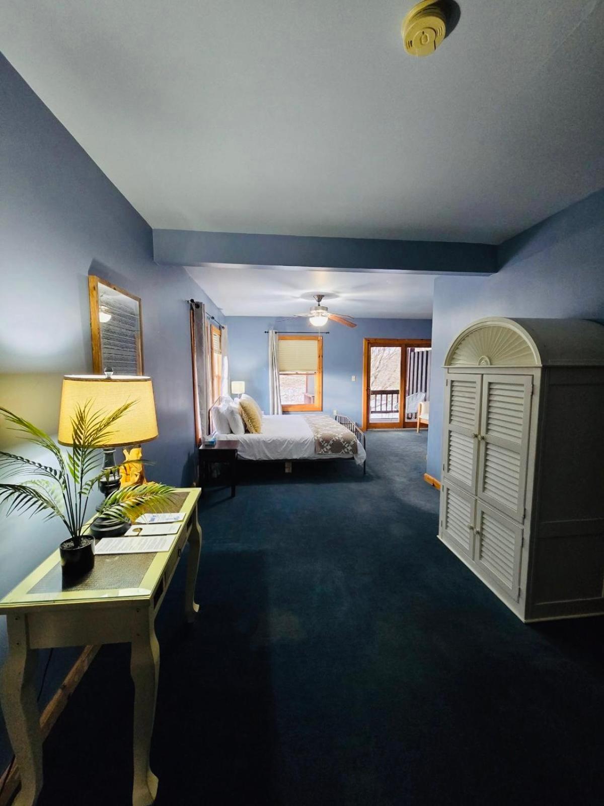 Deluxe King Room photo 2