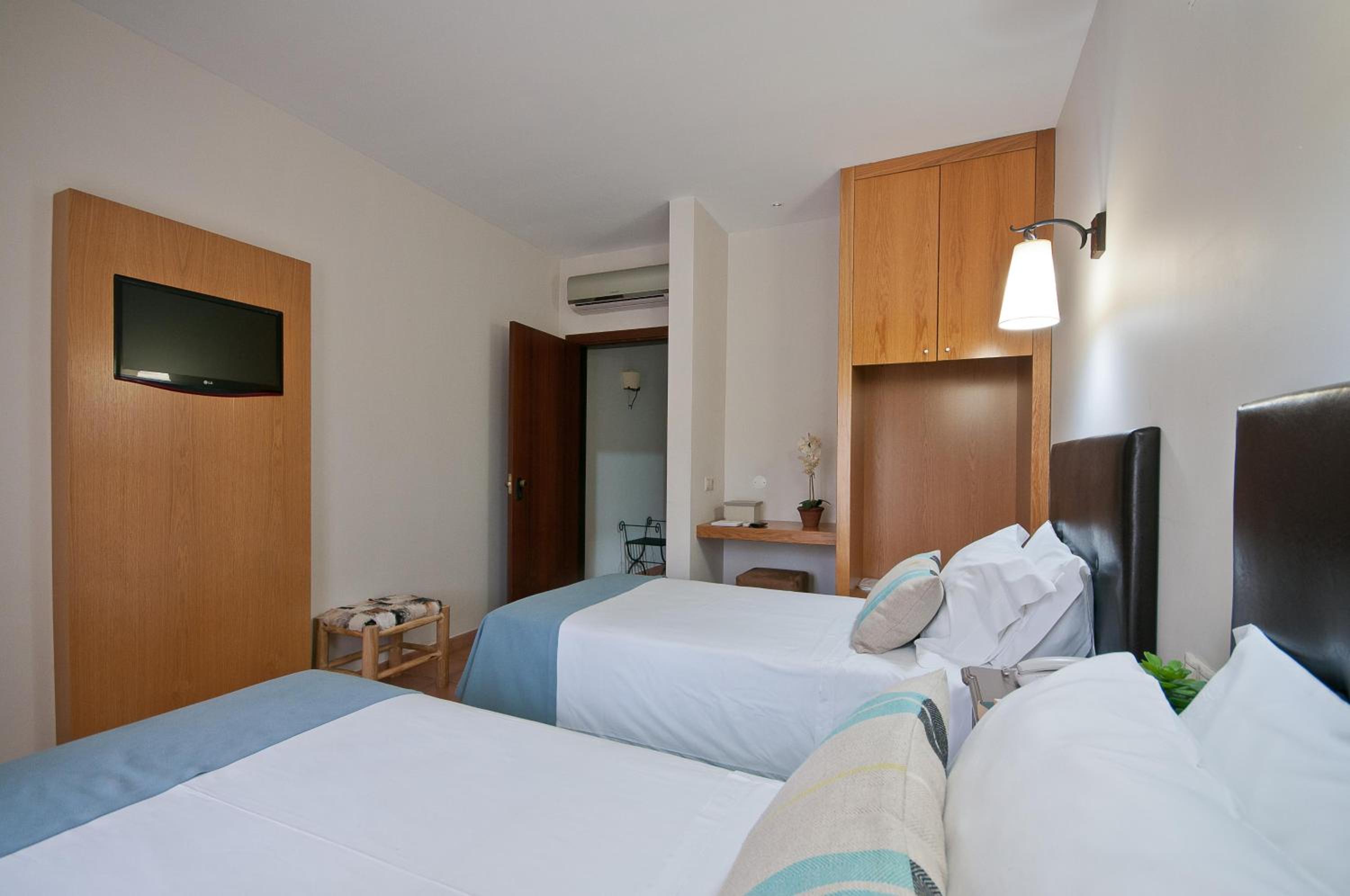 Twin Room - Photo 11