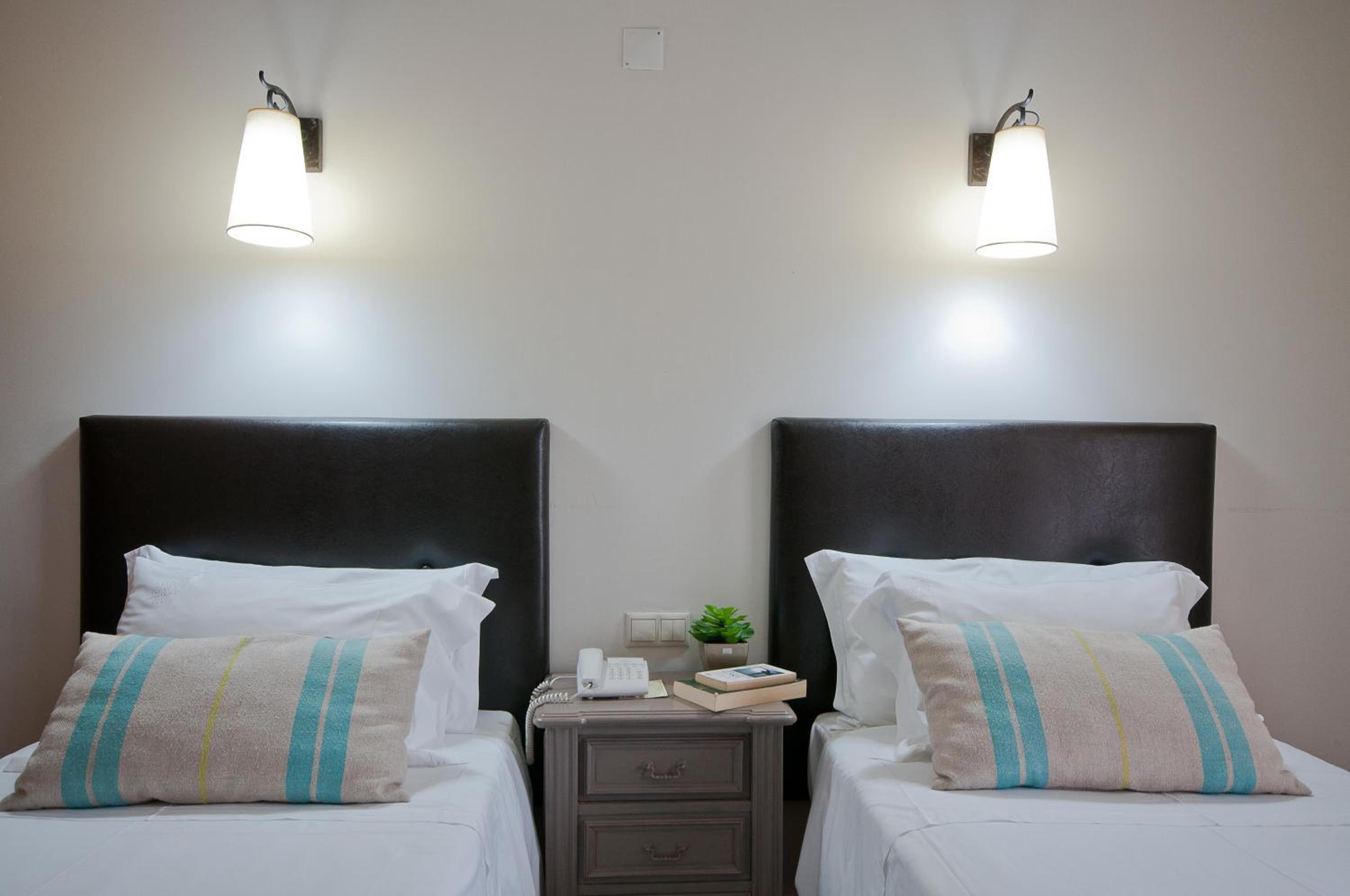 Twin Room - Photo 12