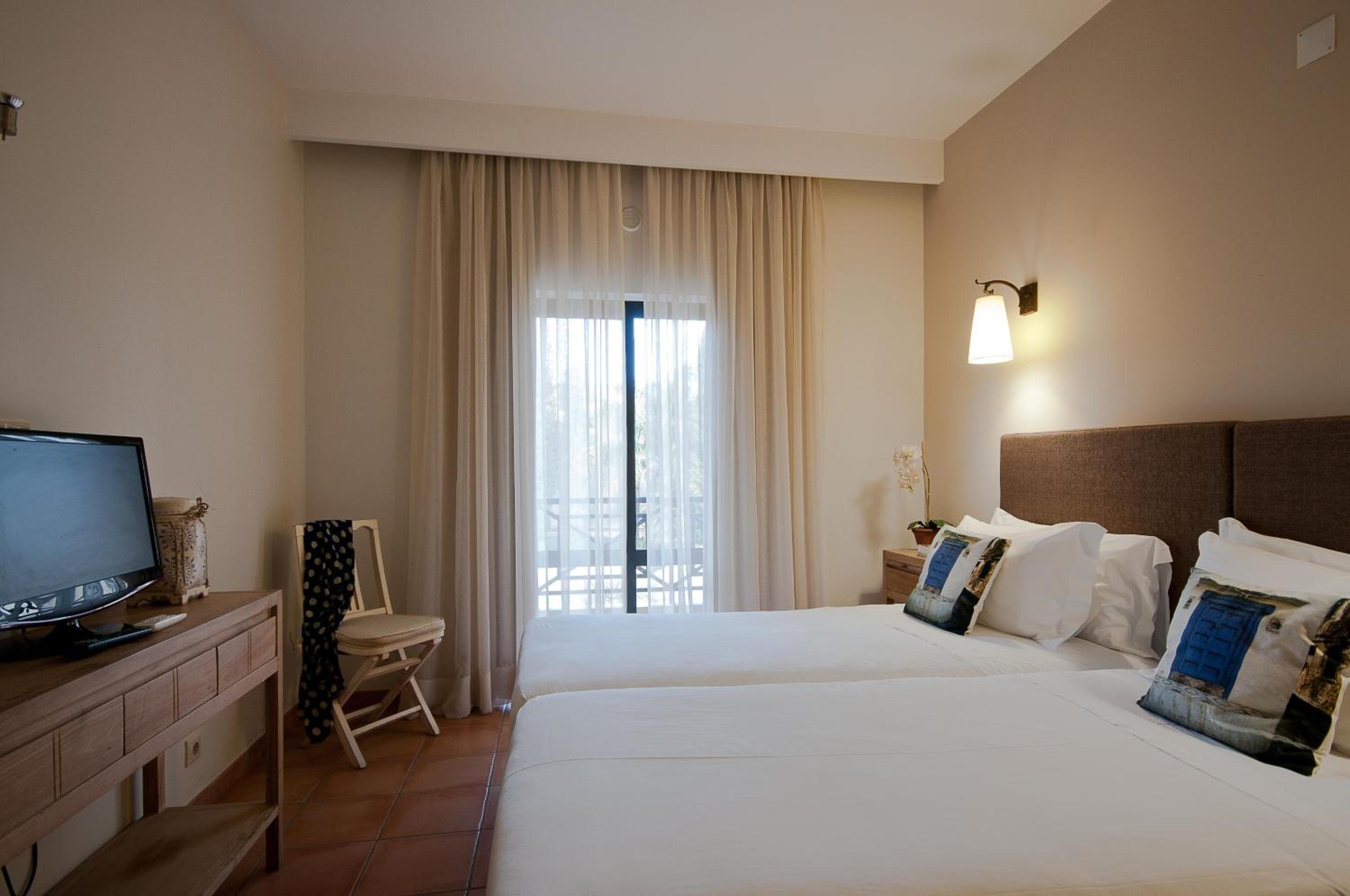 Twin Room - Photo 13