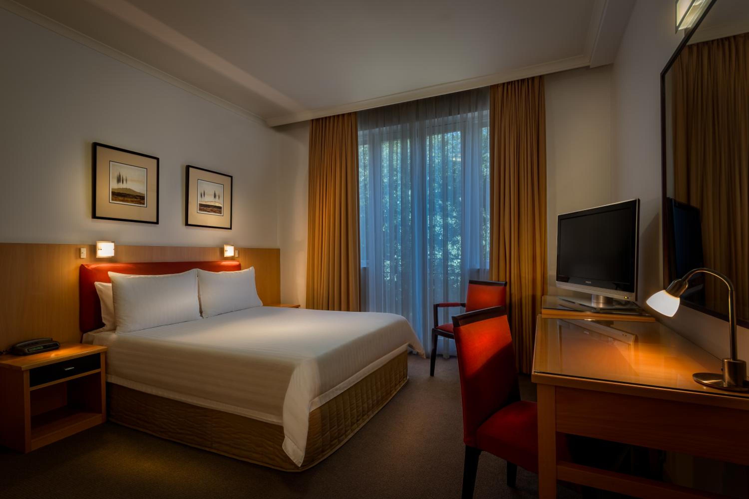 Deluxe Queen Room - Photo 5