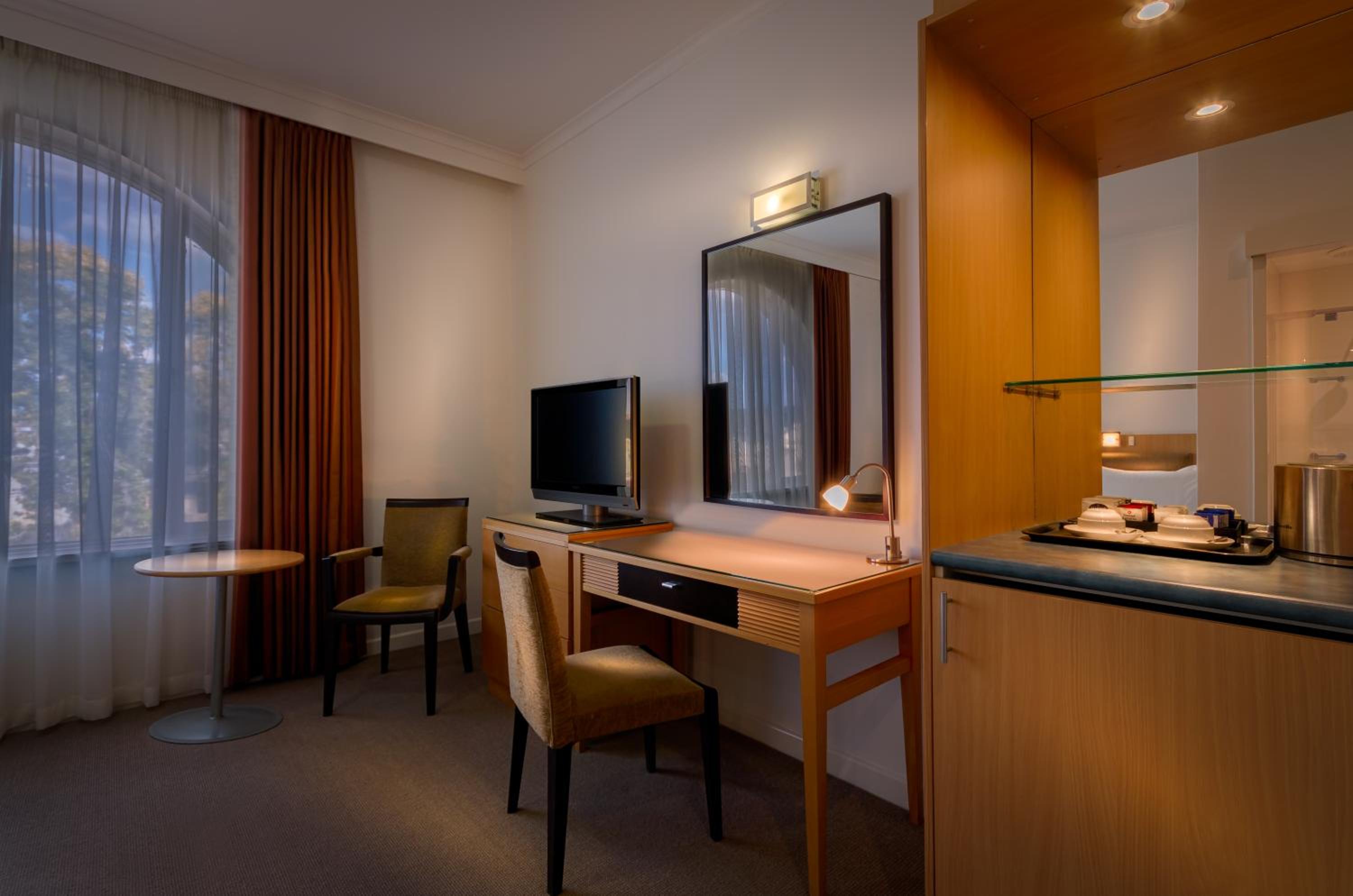 Deluxe Queen Room - Photo 4