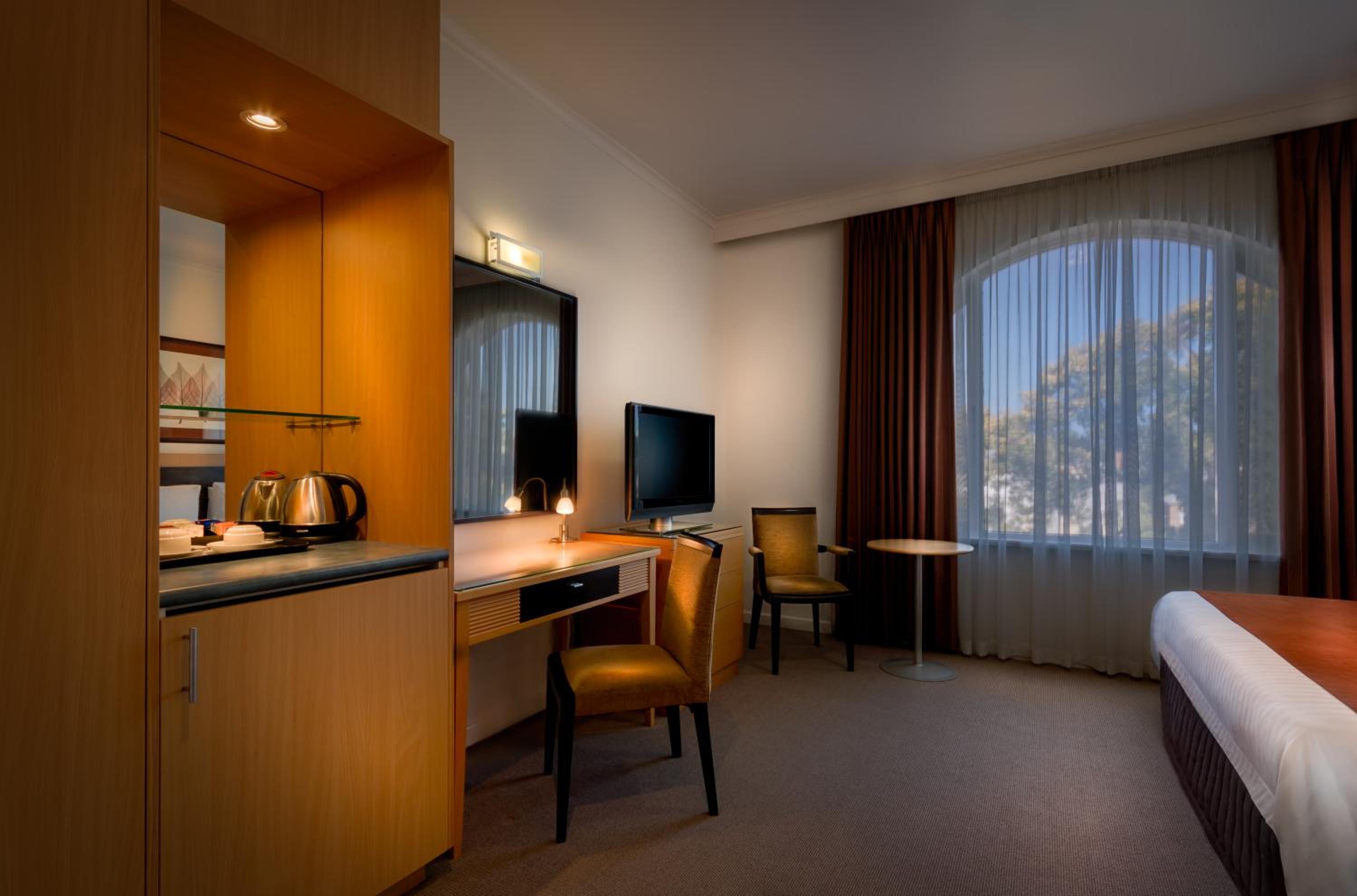 Deluxe King Room - Photo 3
