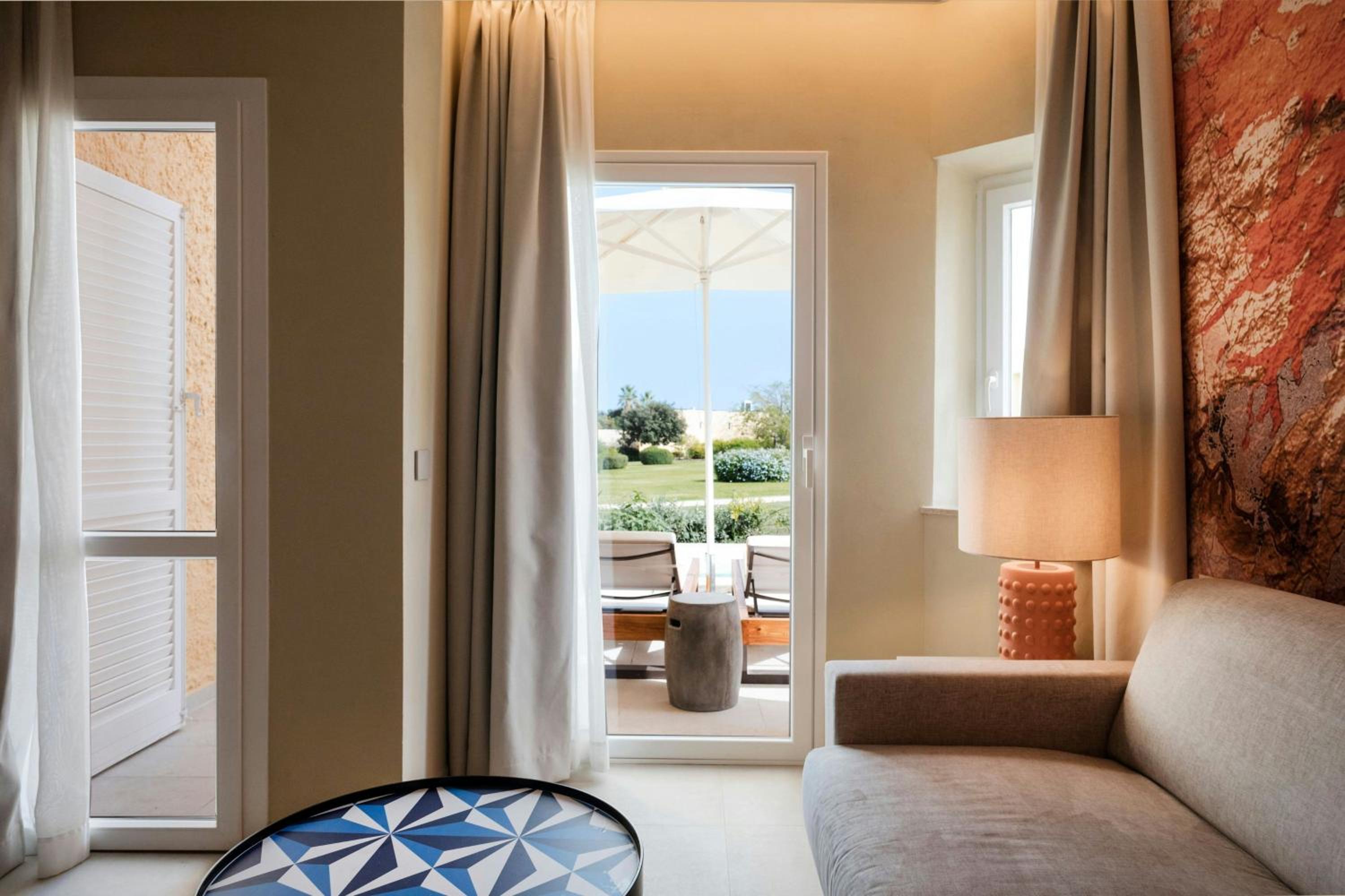 One-Bedroom Swim-Up King Suite with Sofa Bed thumbnail 5