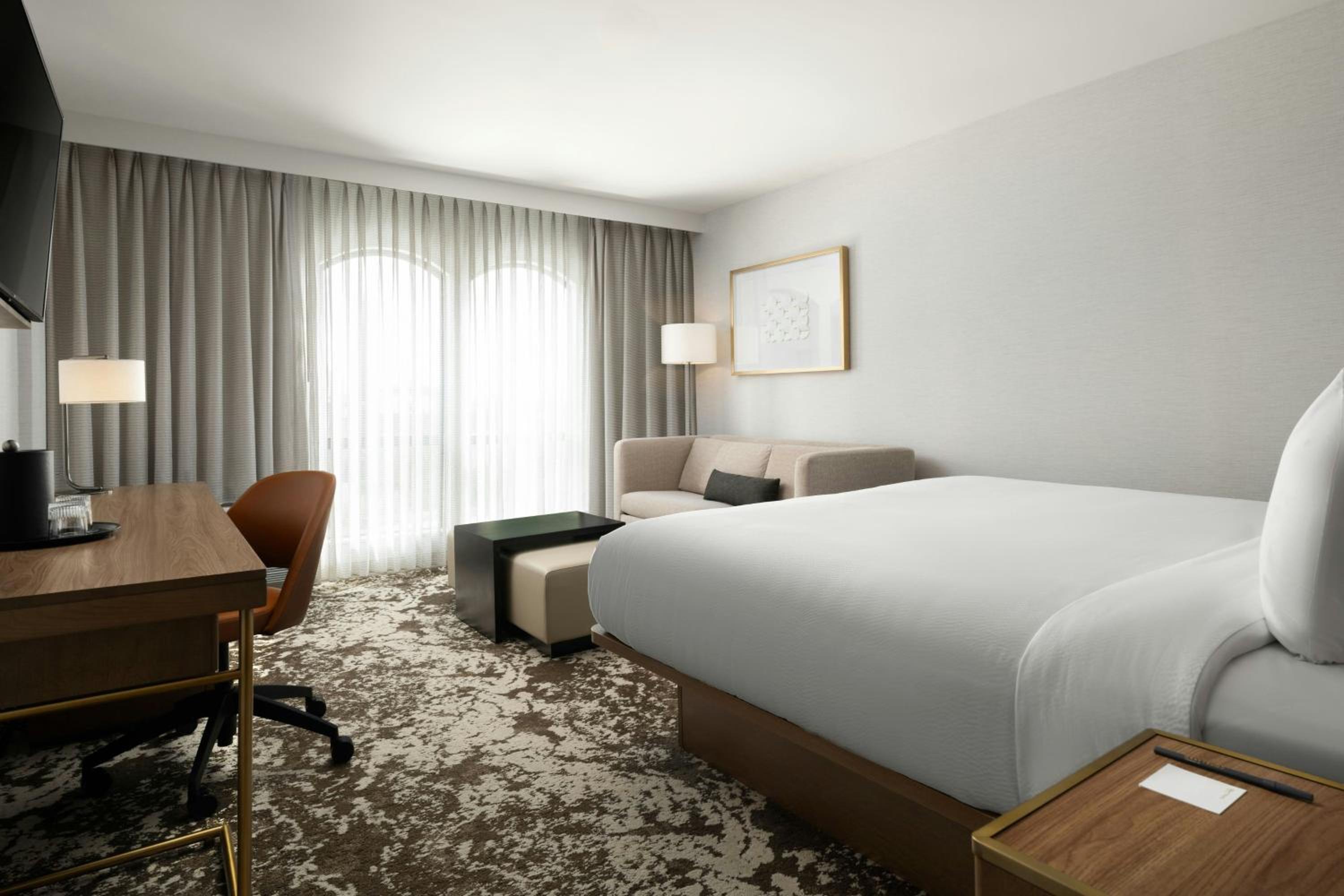 Deluxe King Room with Sofa Bed and Tub - Mobility Accessible