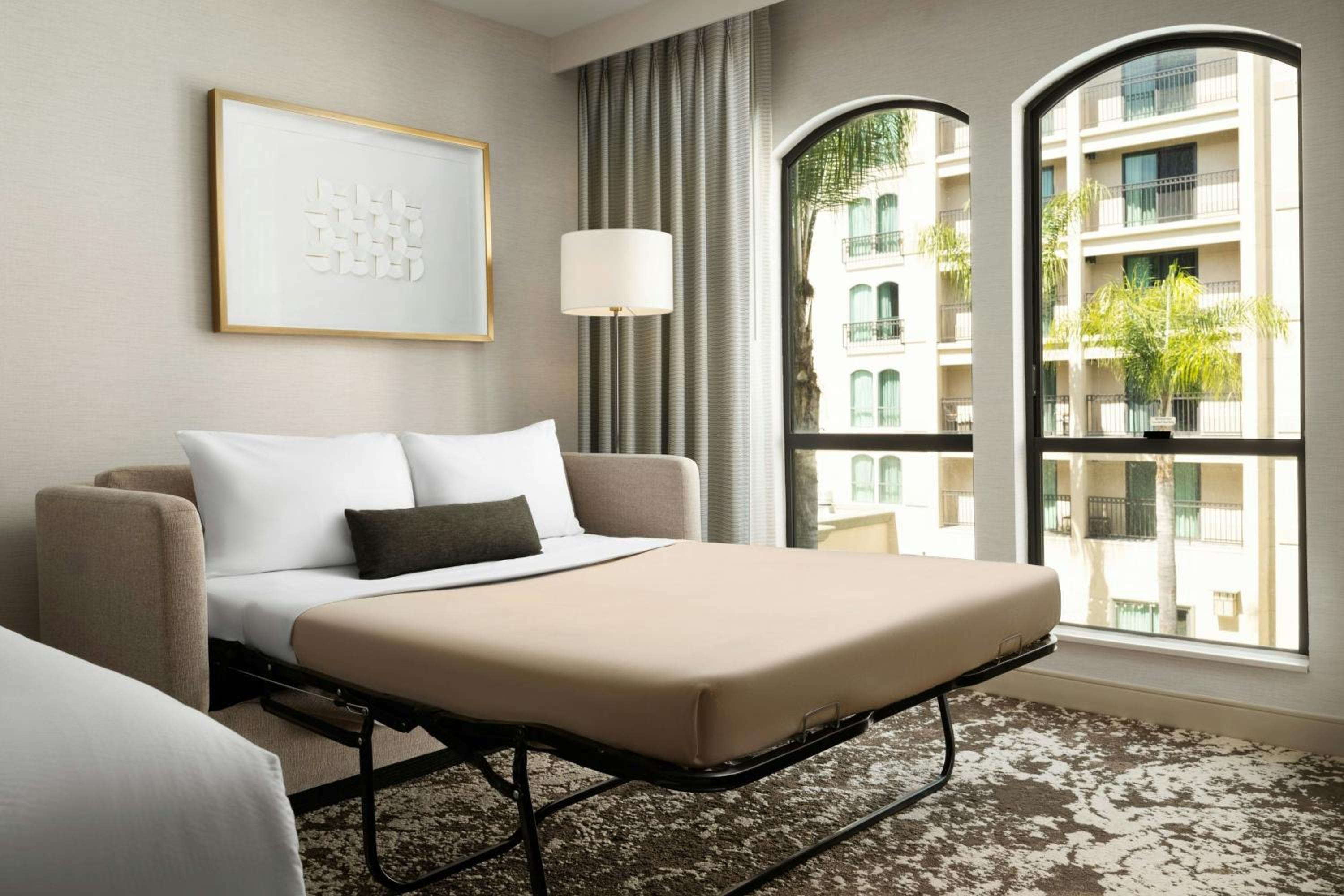 Deluxe King Room with Sofa Bed/Pool View/Tub - Mobility Accessible - Photo 3