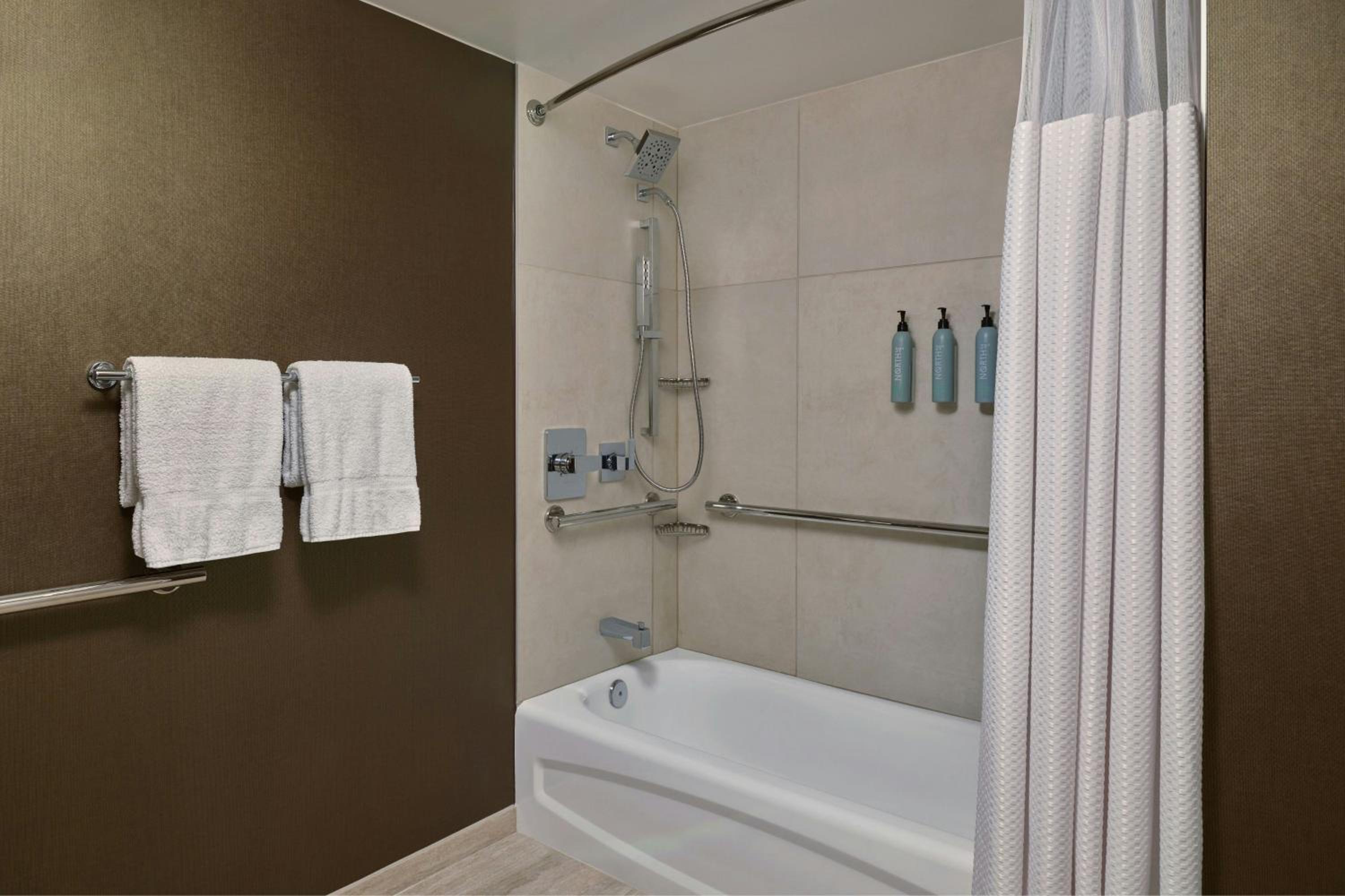 Deluxe King Room with Sofa Bed/Pool View/Tub - Mobility Accessible - Photo 13
