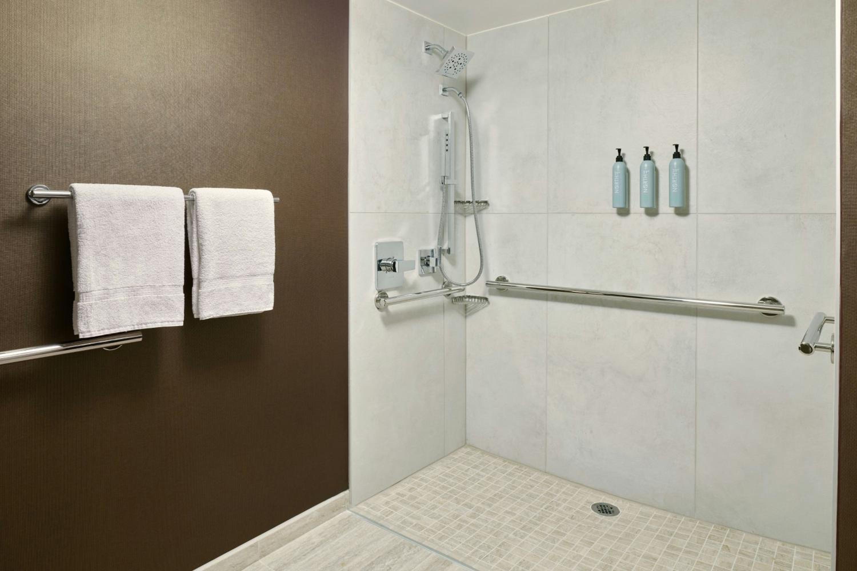 Deluxe King Room with Sofa Bed/Pool View/Tub - Mobility Accessible - Photo 14