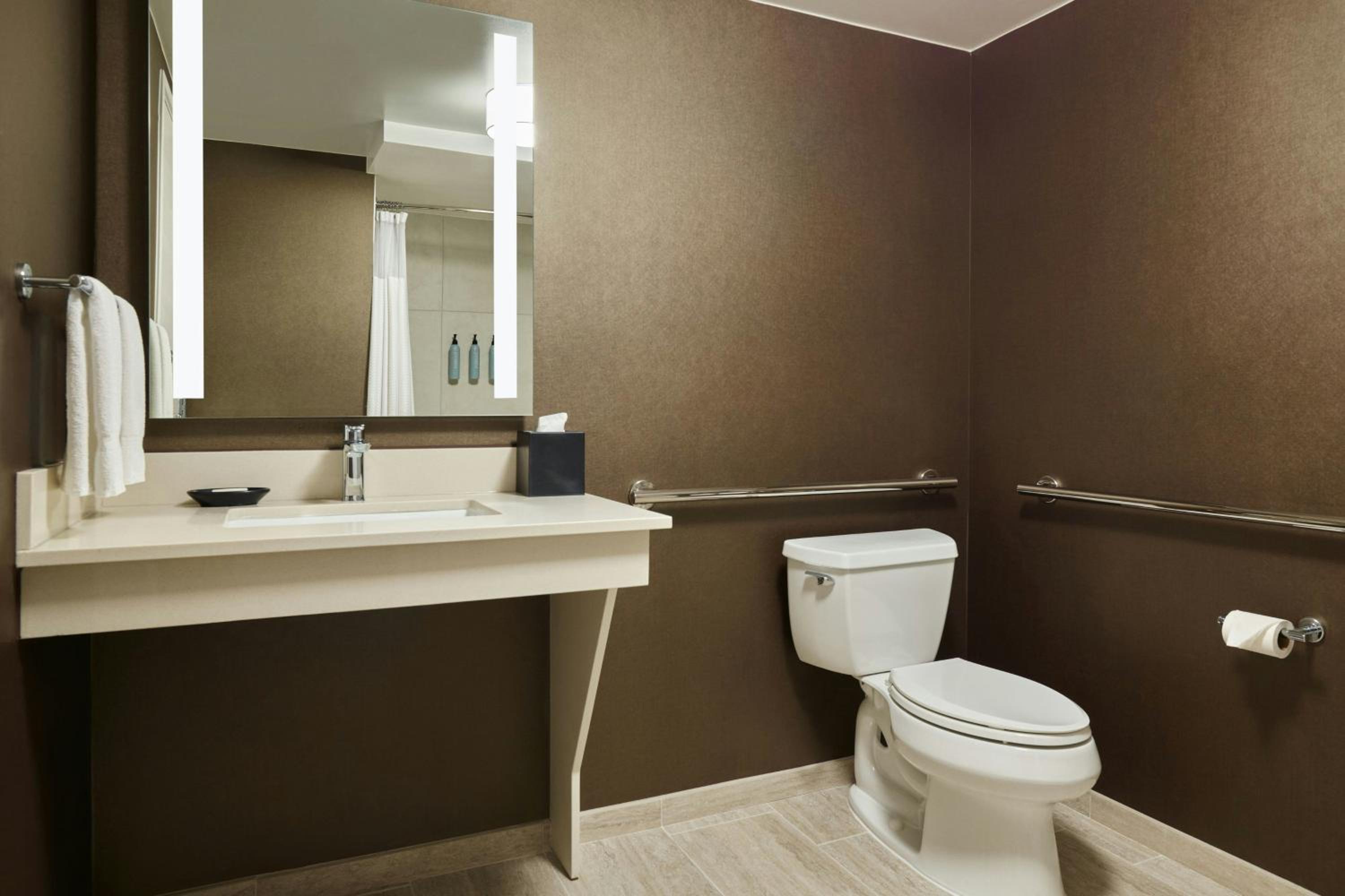 Deluxe King Room with Sofa Bed/Pool View/Tub - Mobility Accessible - Photo 15