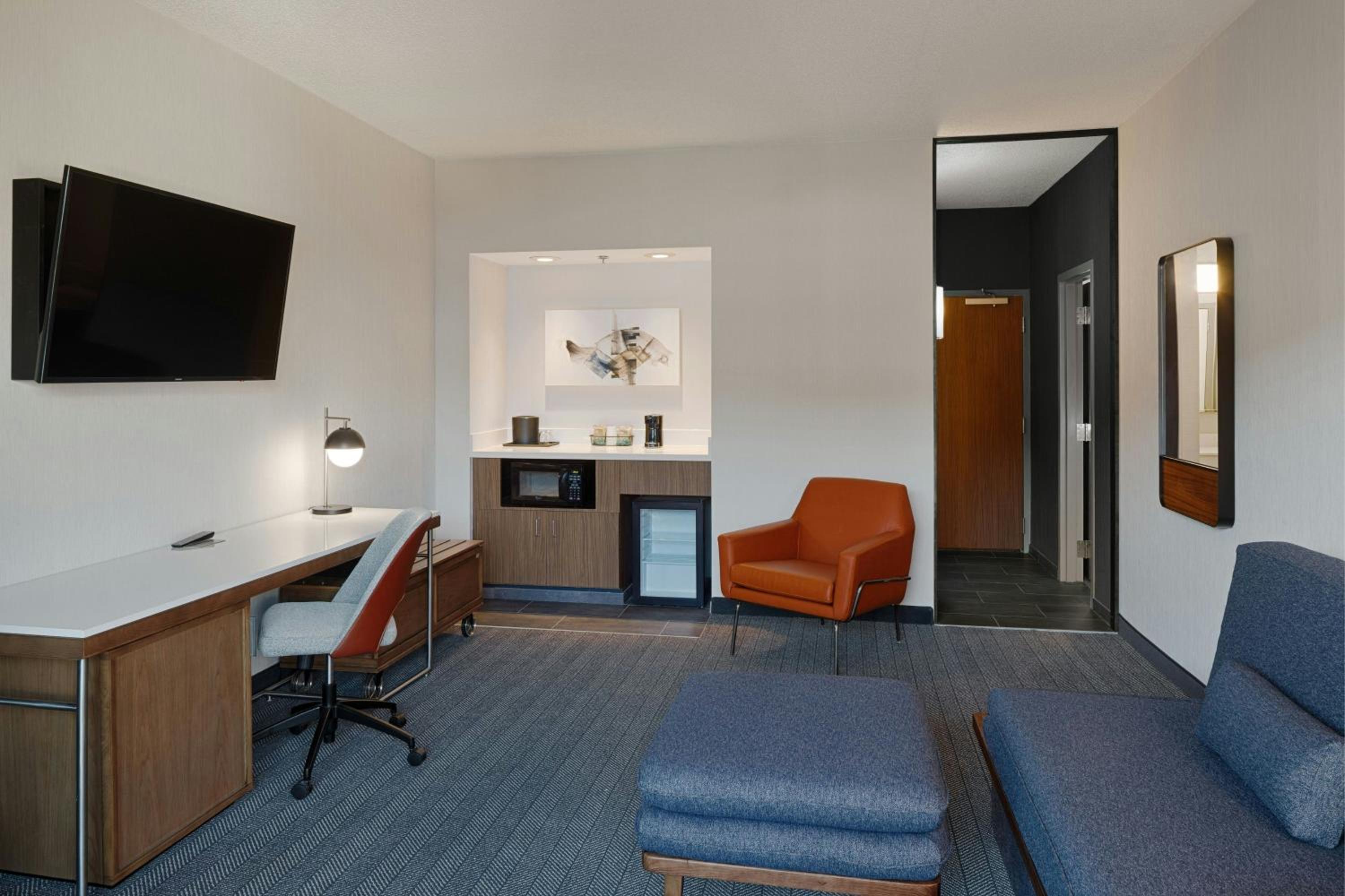 One-Bedroom King Suite with Sofa Bed - Hearing Accessible - Photo 2