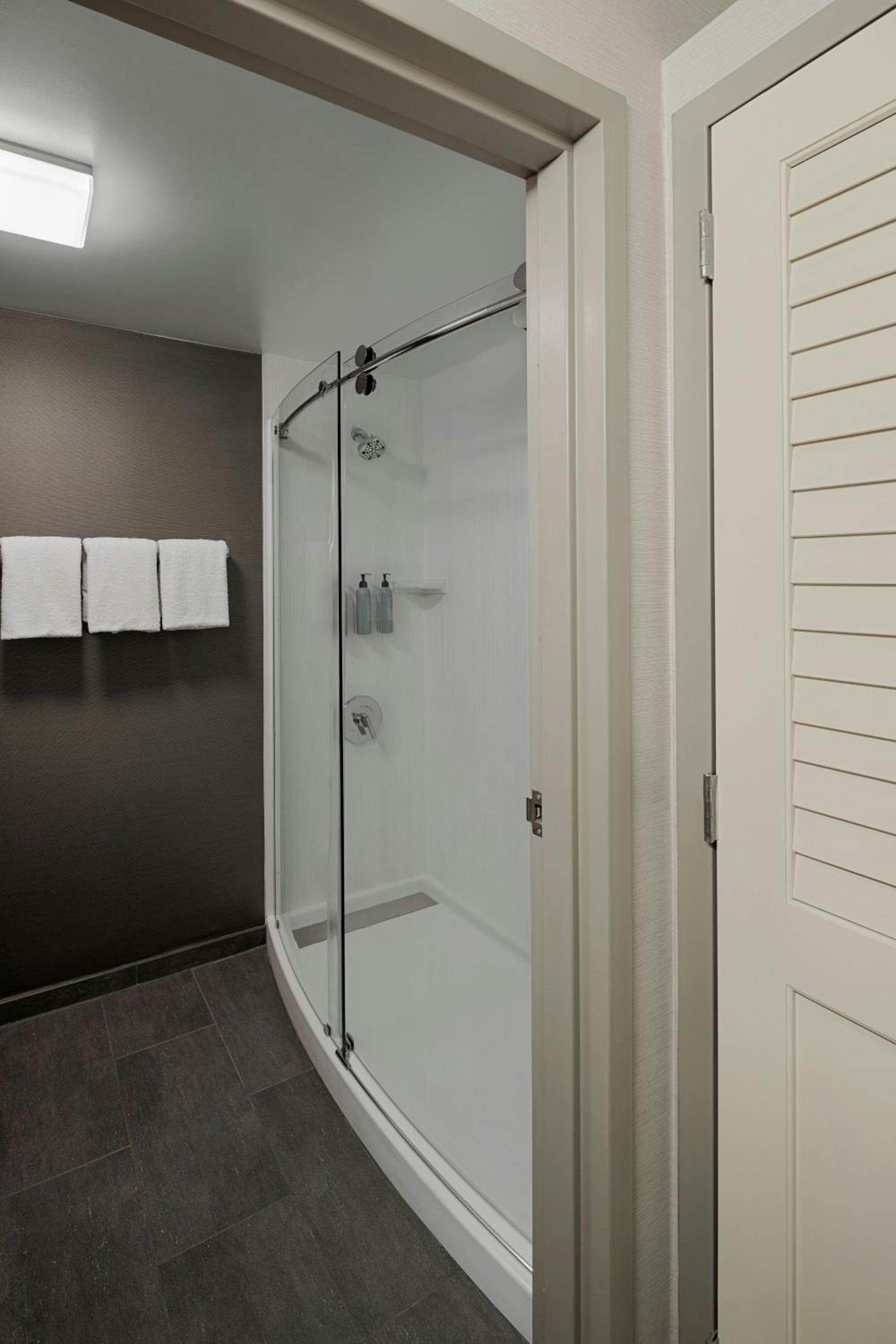Queen Room with Two Queen Beds - Hearing Accessible - Photo 8