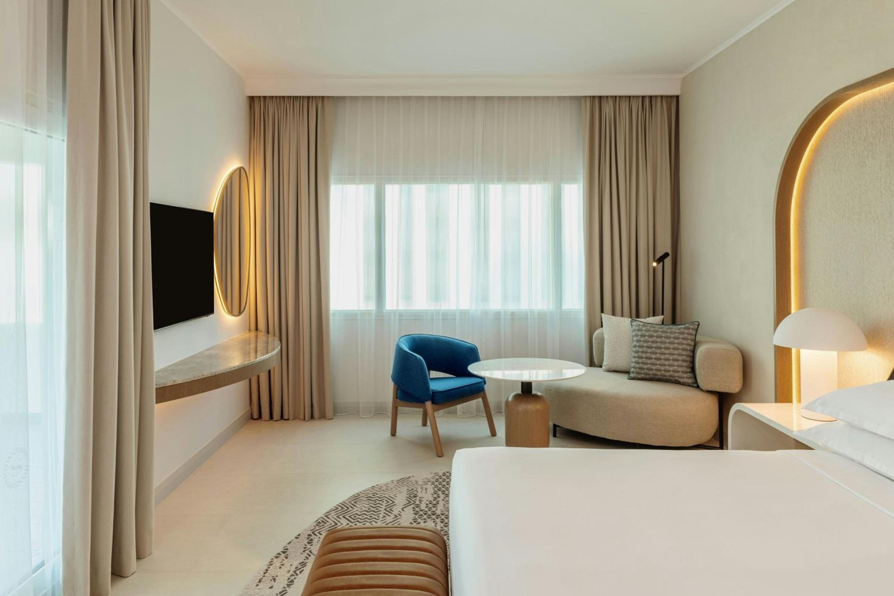 Deluxe King with Balcony - JBR View, Private beach Access