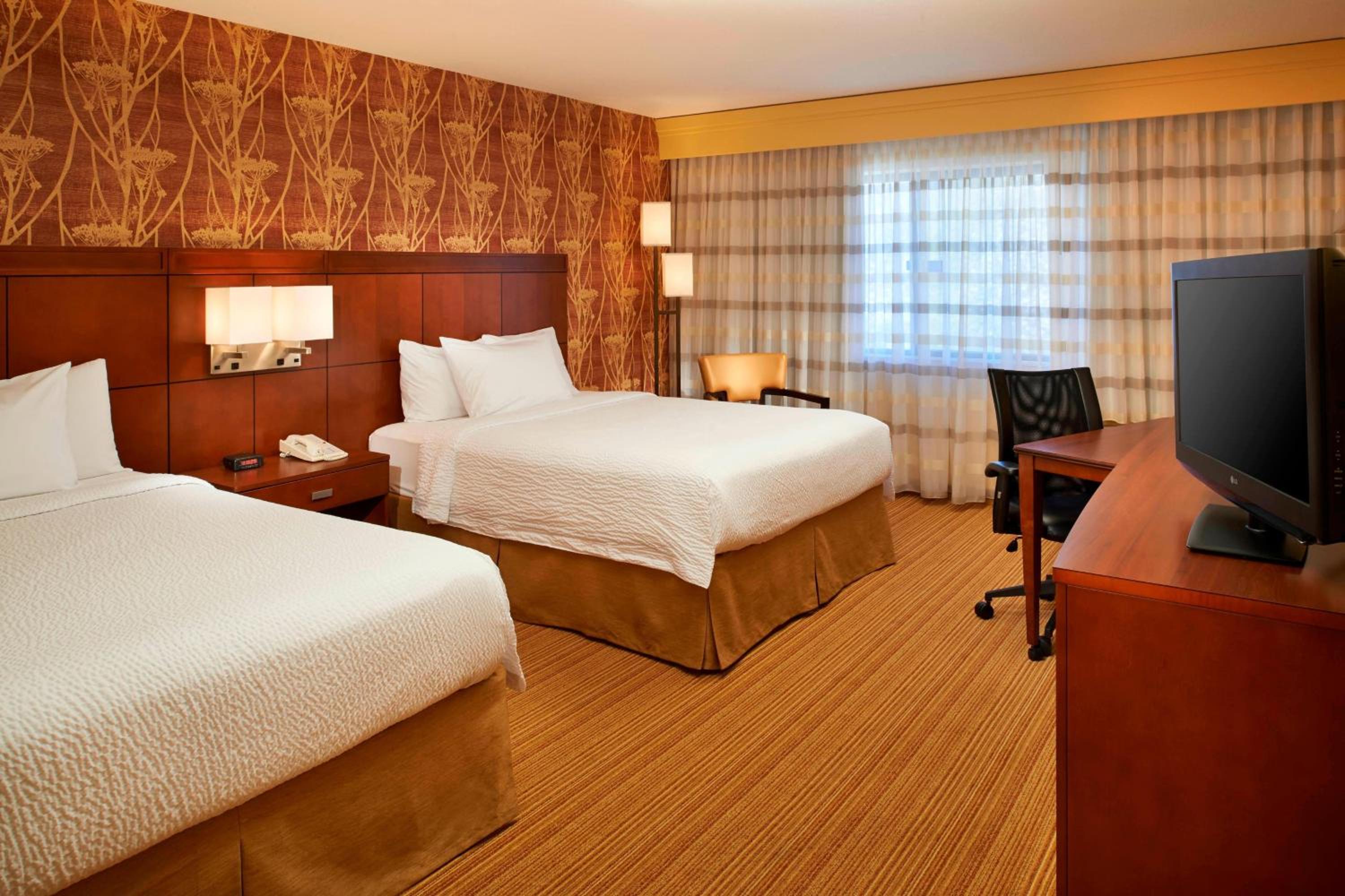 Queen Room with Two Queen Beds - Hearing Accessible