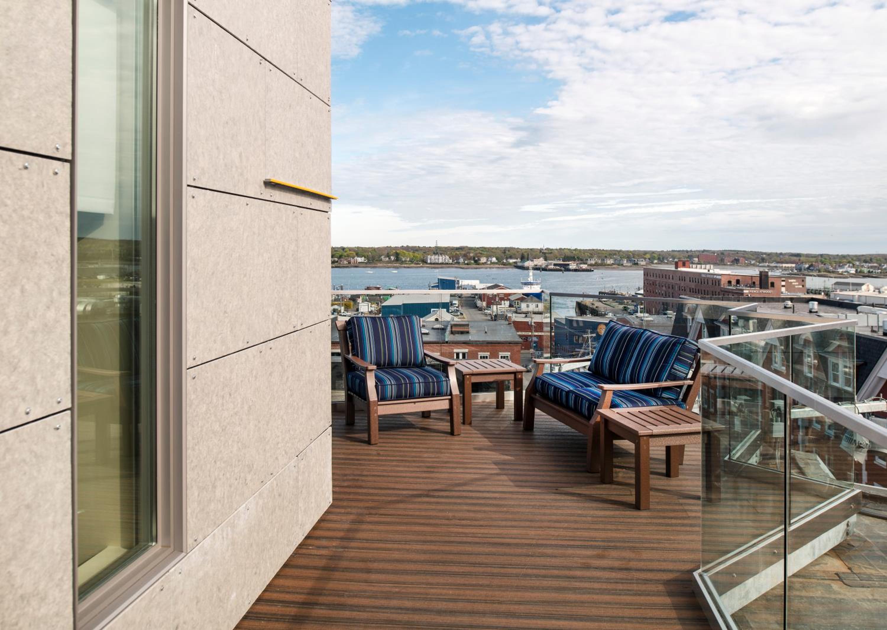 King Room with Balcony and Peaks Island View thumbnail 5
