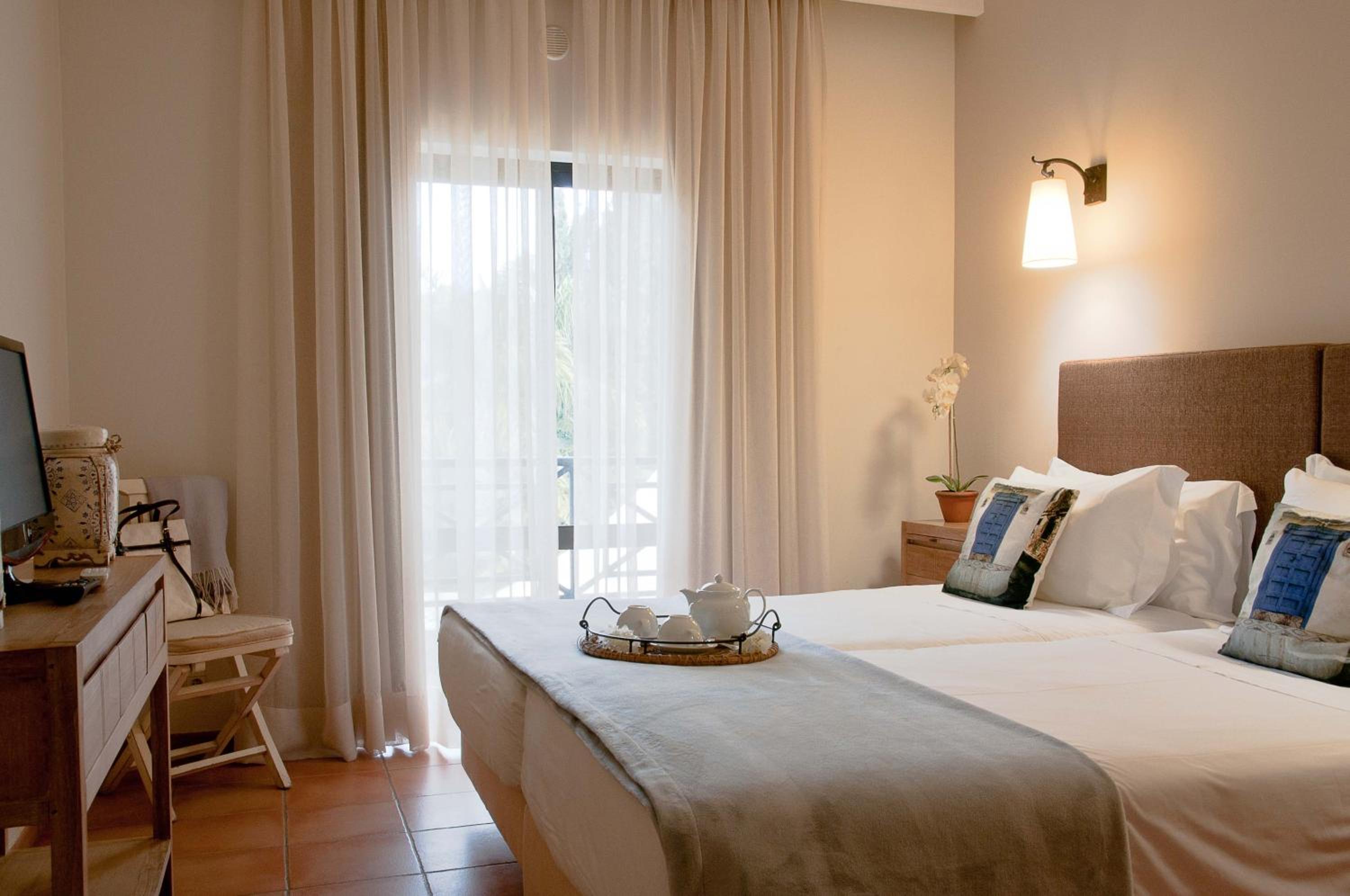 Twin Room - Photo 17