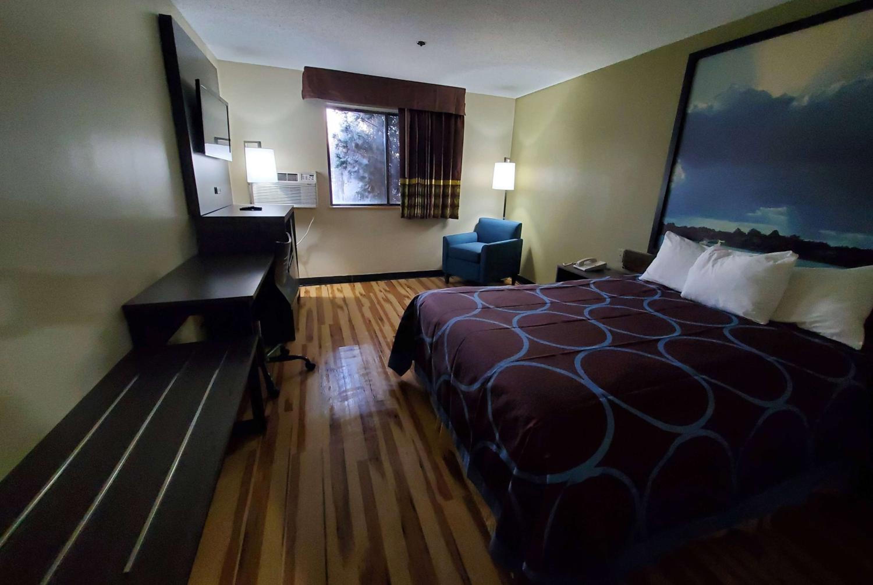 Queen Room with Bath Tub - Mobility Accessible/Non-Smoking - Photo 1