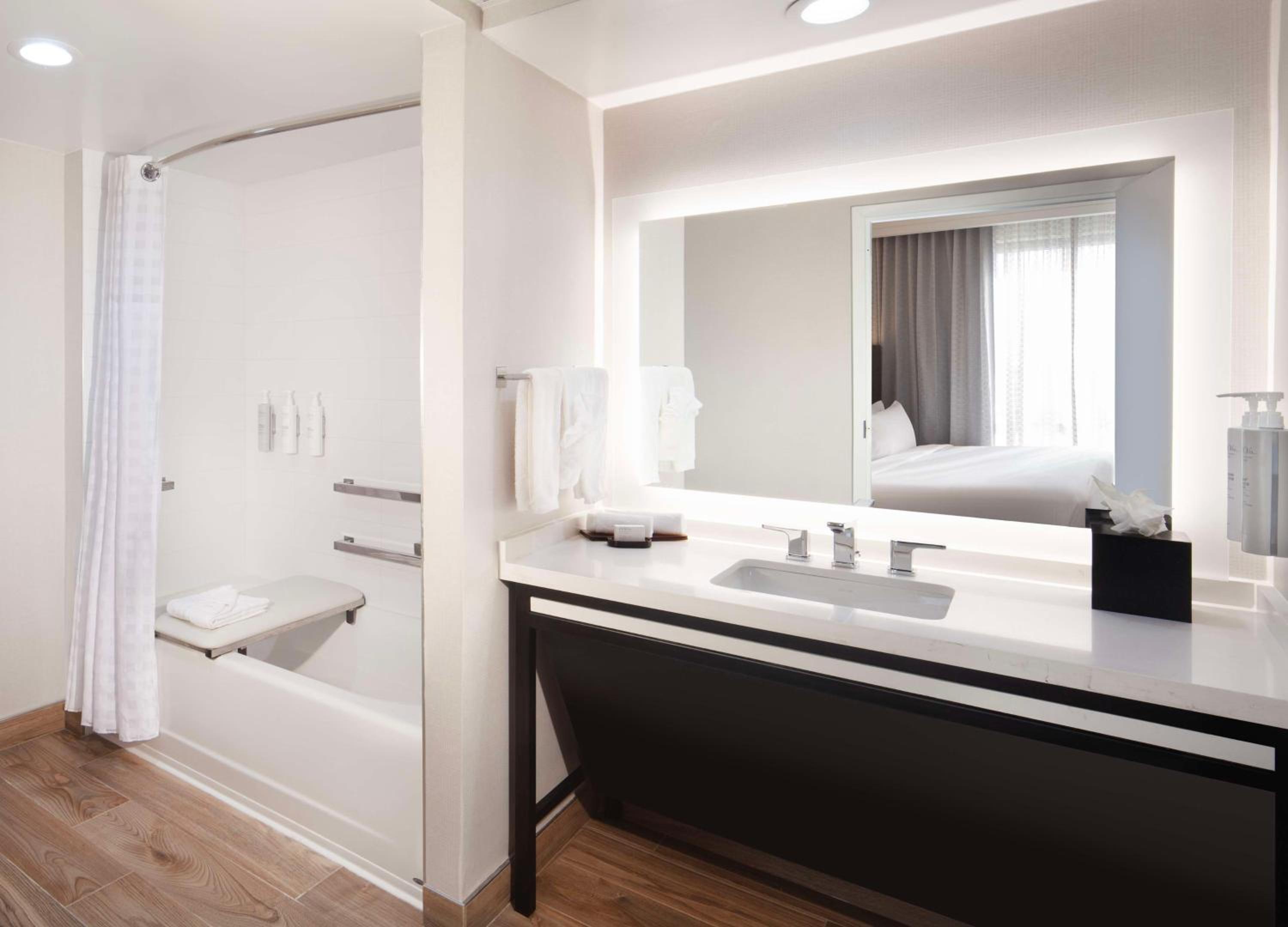 Suite with Two Double Beds and Bath Tub - Mobility Accessible - Photo 3
