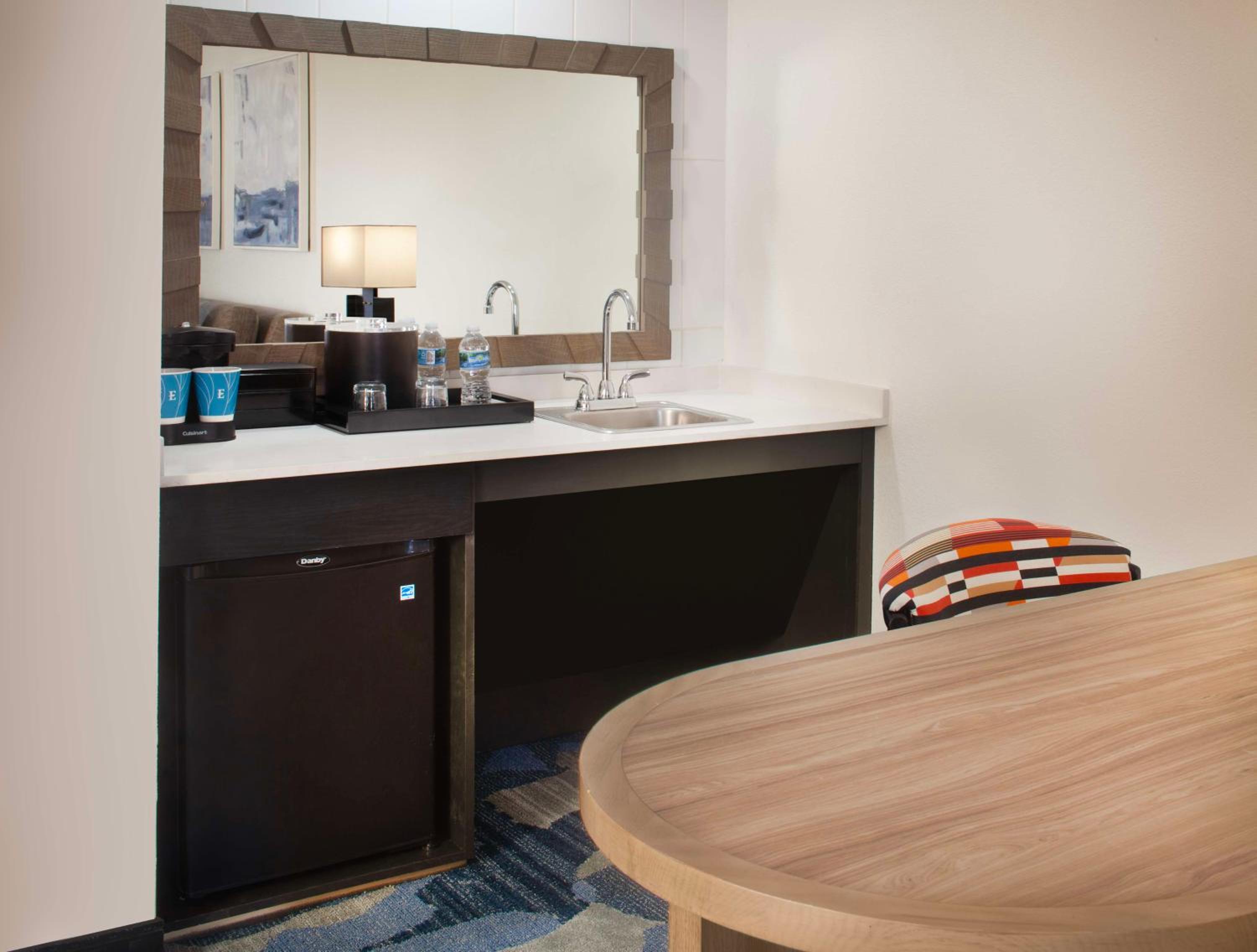 Suite with Two Double Beds and Bath Tub - Mobility Accessible - Photo 8