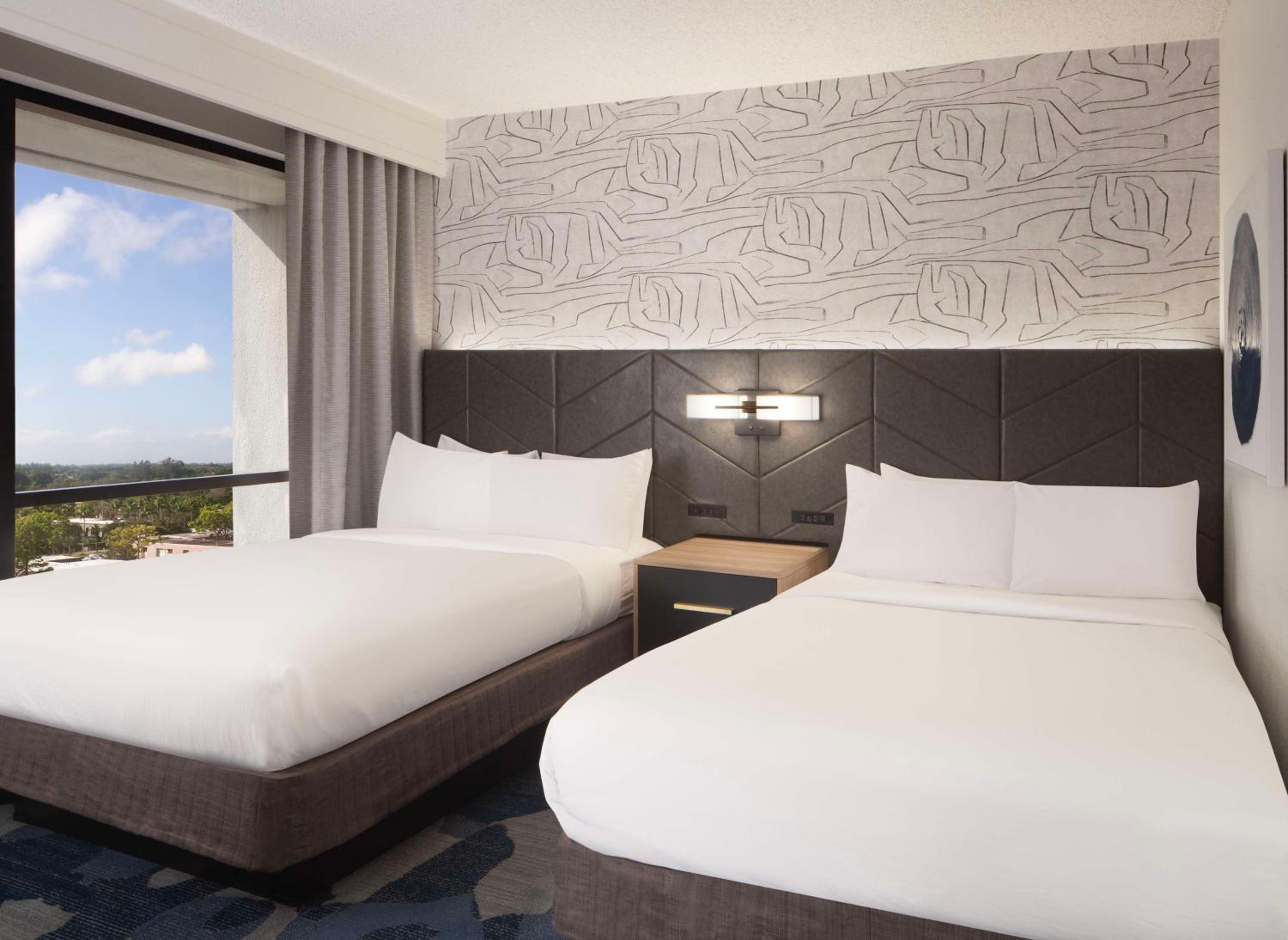 Suite with Two Double Beds and Bath Tub - Mobility Accessible - Photo 6