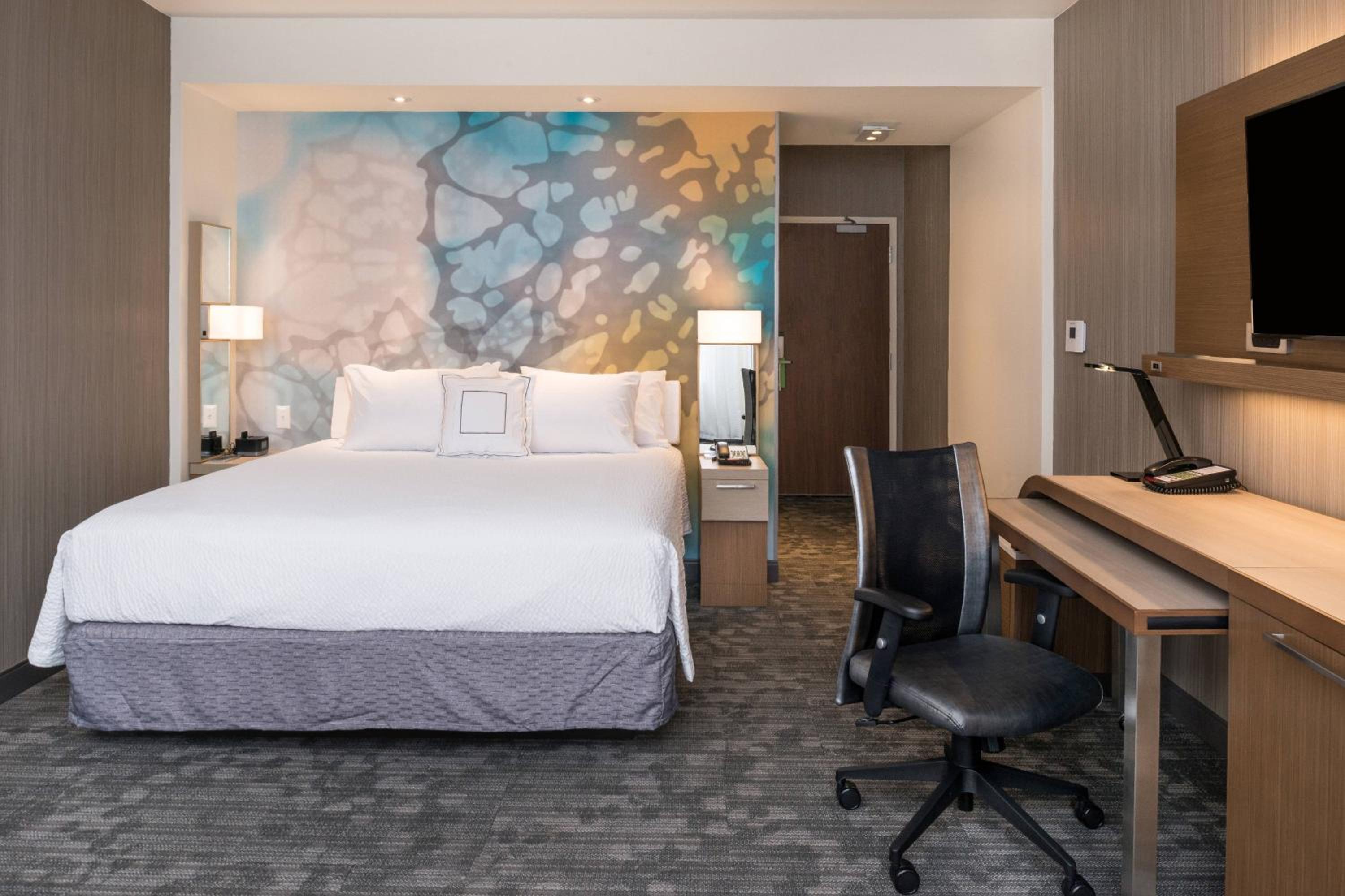 King Room - Hearing Accessible photo 3