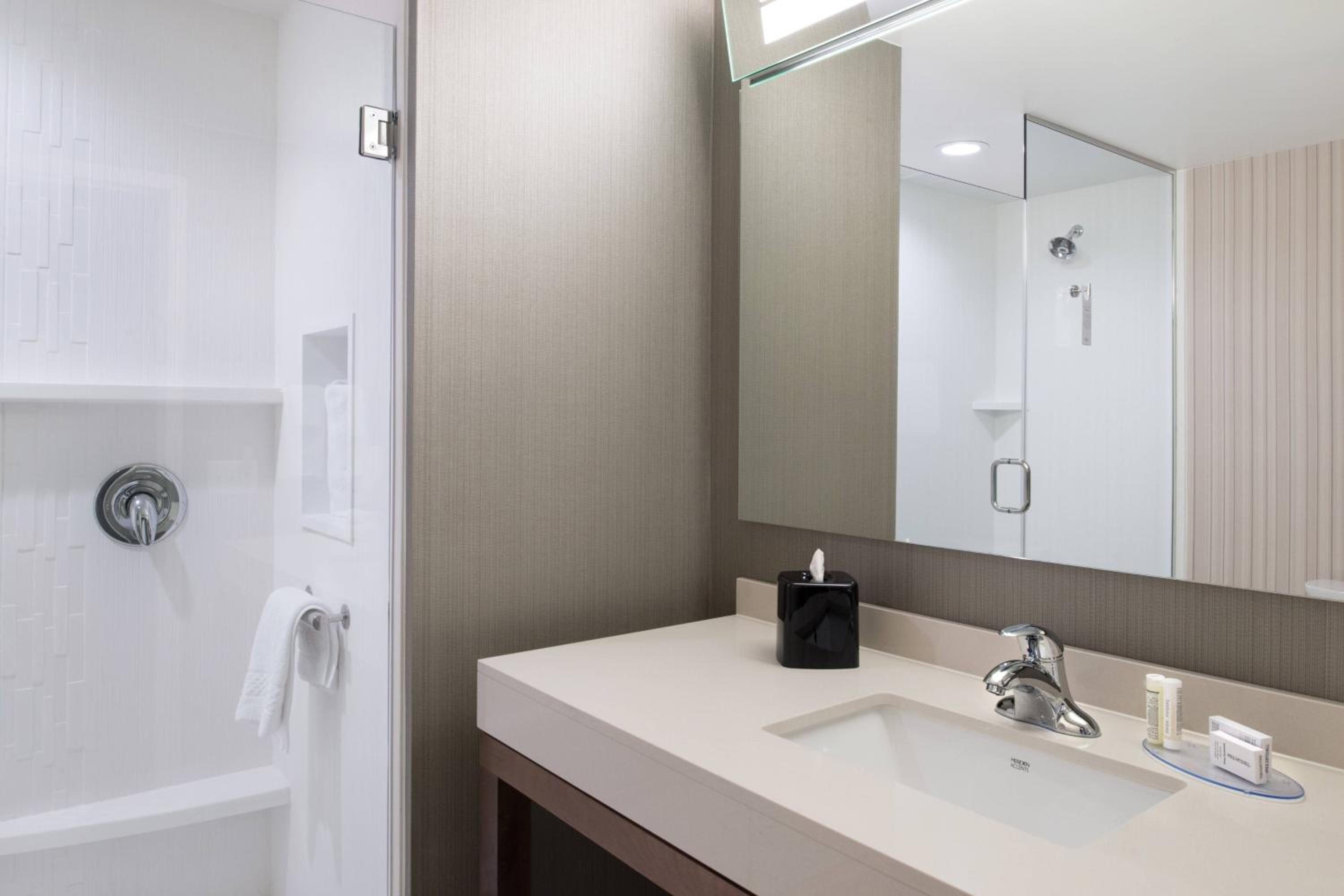 Queen Room with Two Queen Beds and Roll-In Shower - Mobility Access photo 3
