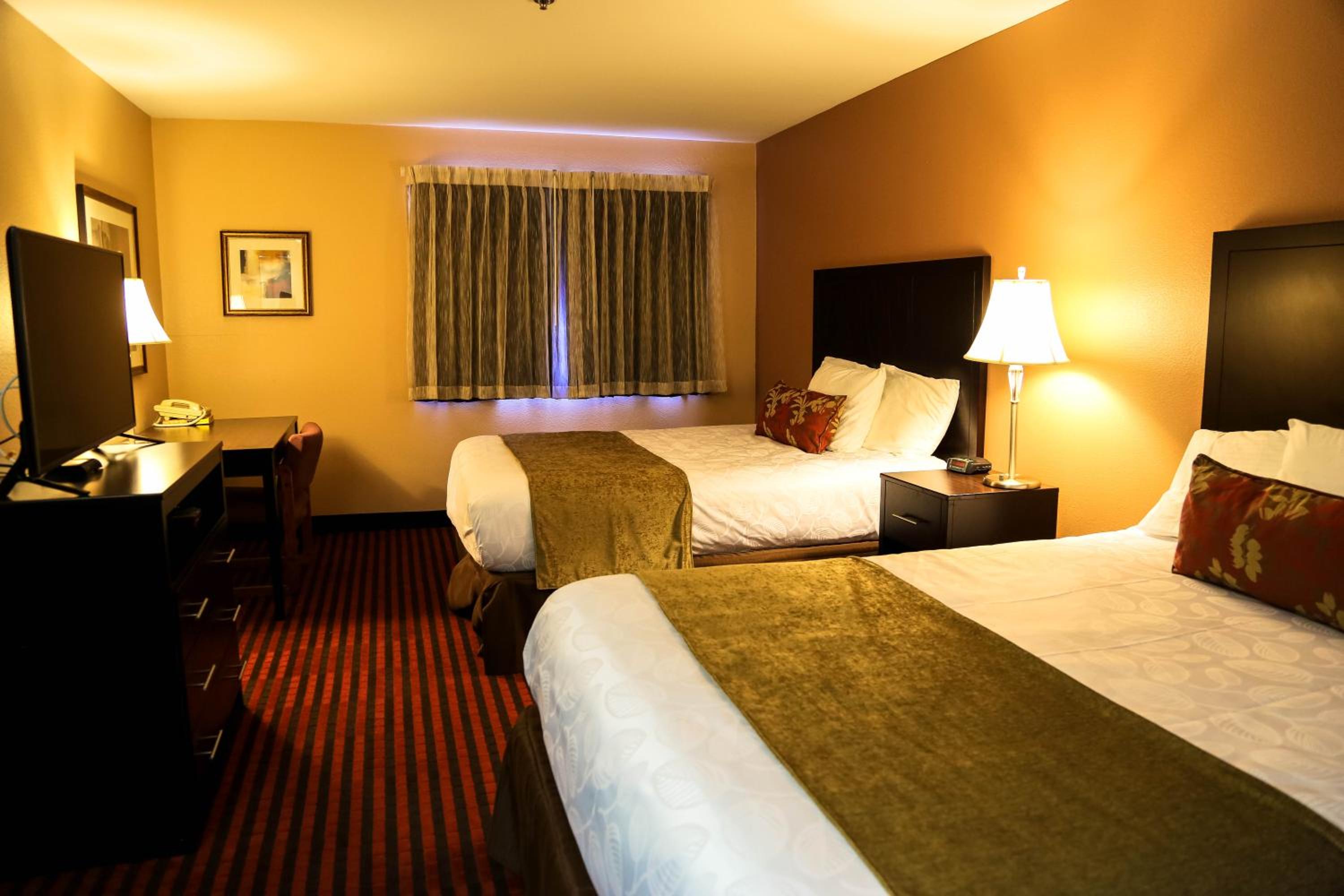 Queen Room with Two Queen Beds - Photo 4