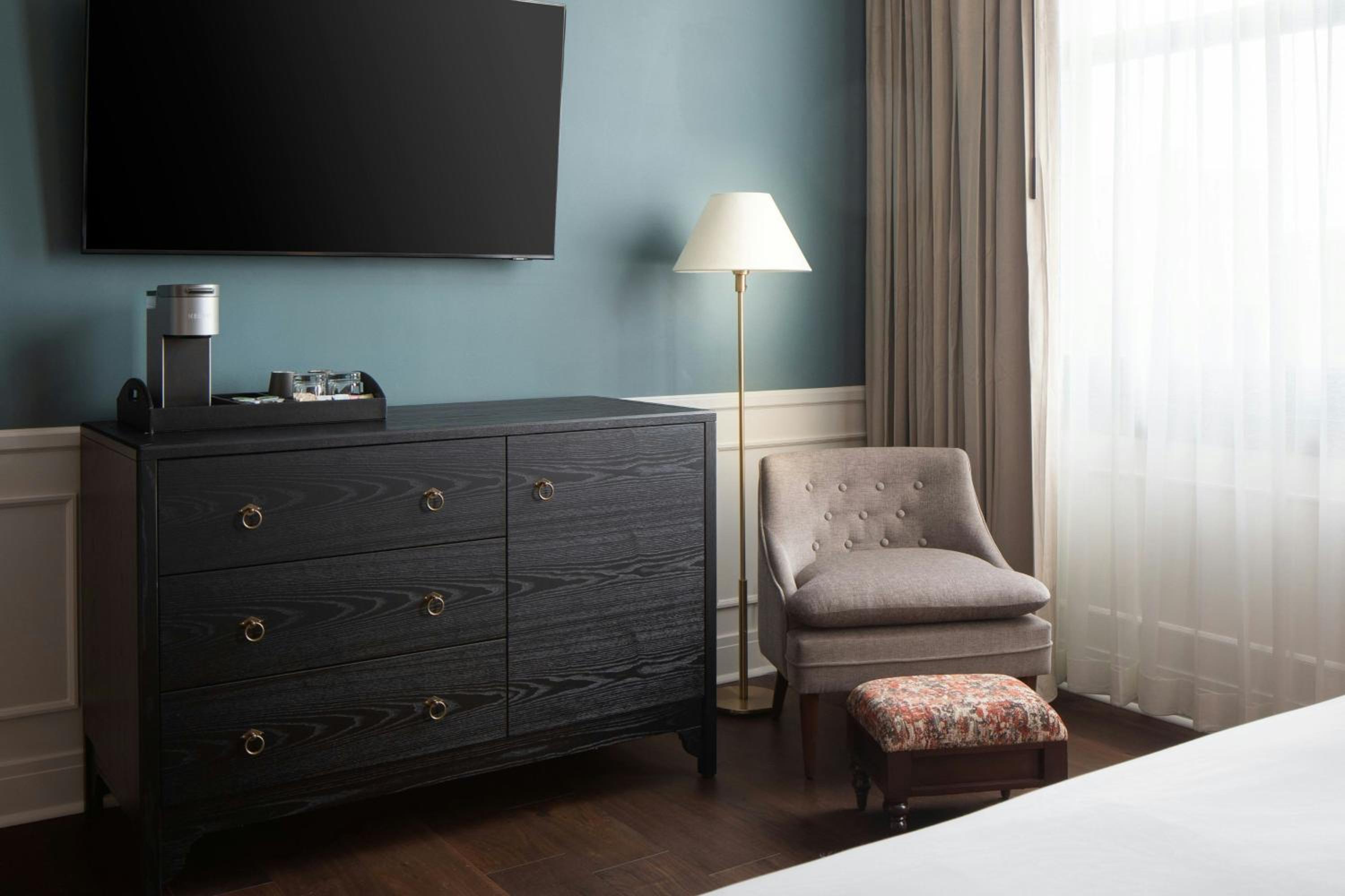 King Room with City View - Mobility and Hearing Accessible with Roll-in Shower photo 2