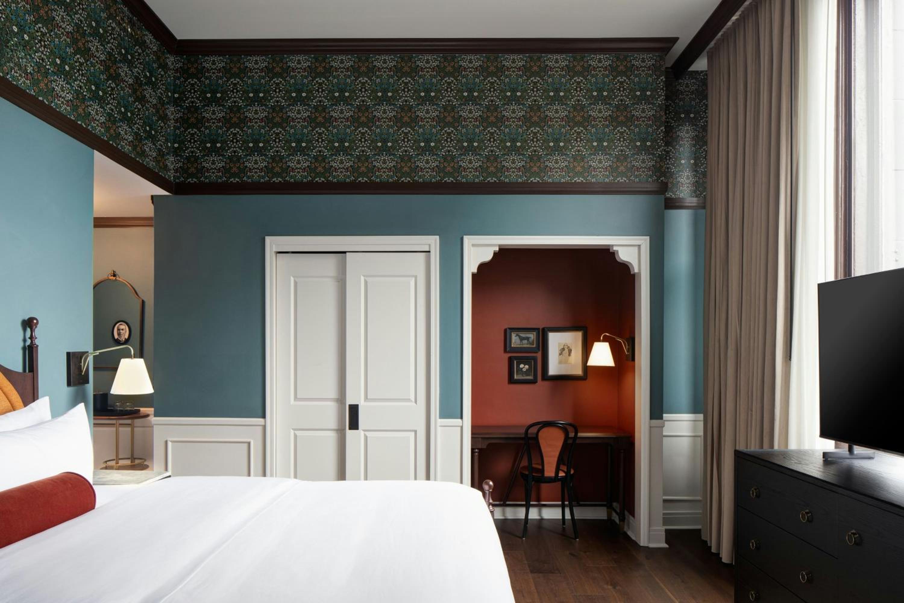 King Room with City View - Mobility and Hearing Accessible with Roll-in Shower